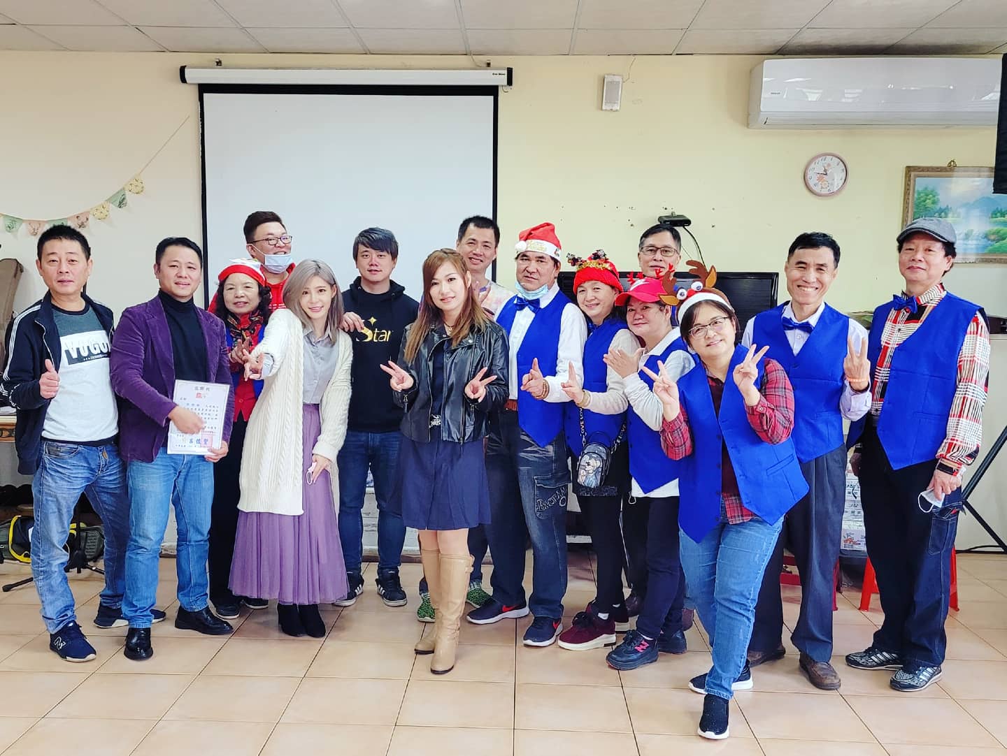 孟慶而（左5）和Eddie（左6）新婚第一天就到新屋啟智學校公益演出。（孟慶而提供）