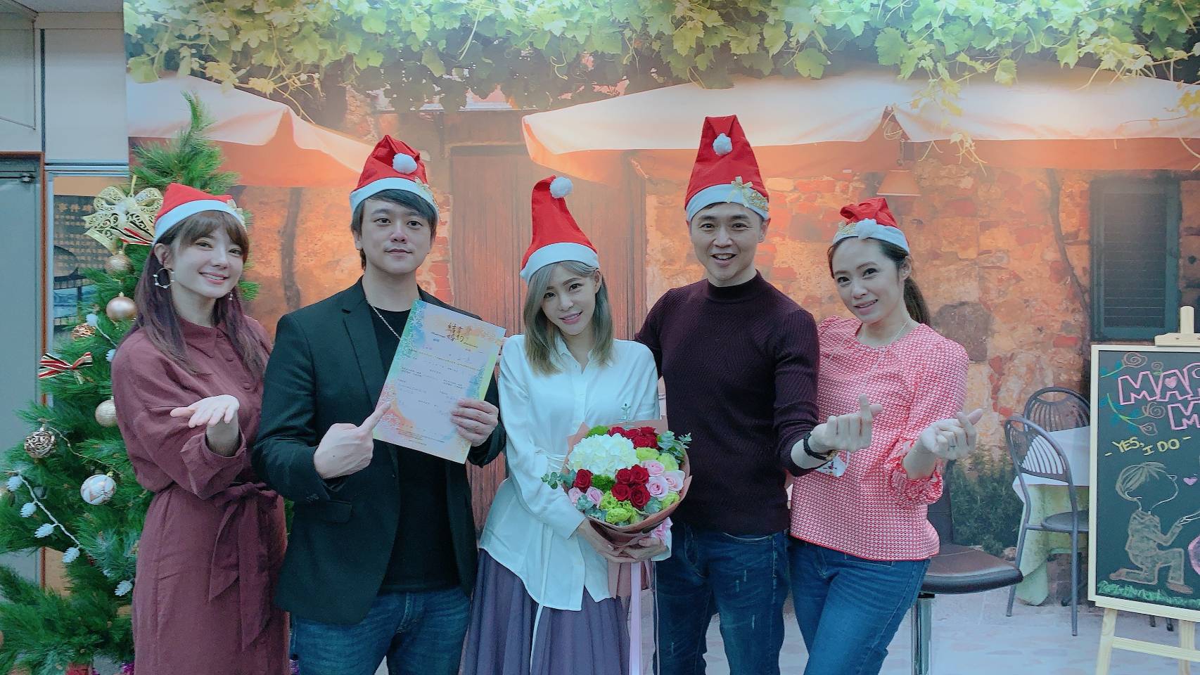 宋達民牧師洪百榕師母擔任孟慶而證婚人，在親友見證下完成結婚登記。（孟慶而提供）