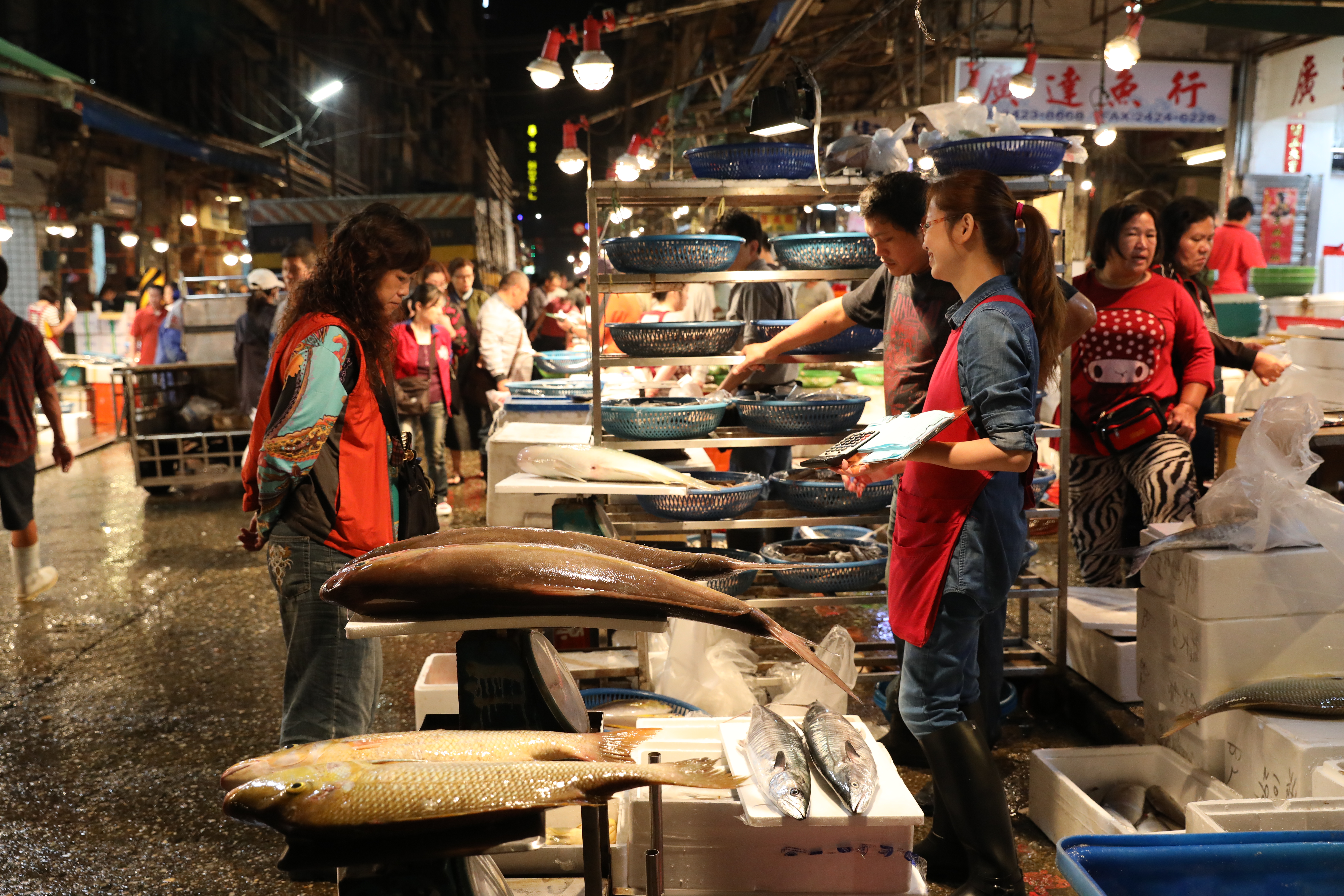 凌晨的魚市，叫賣聲此起彼落。
