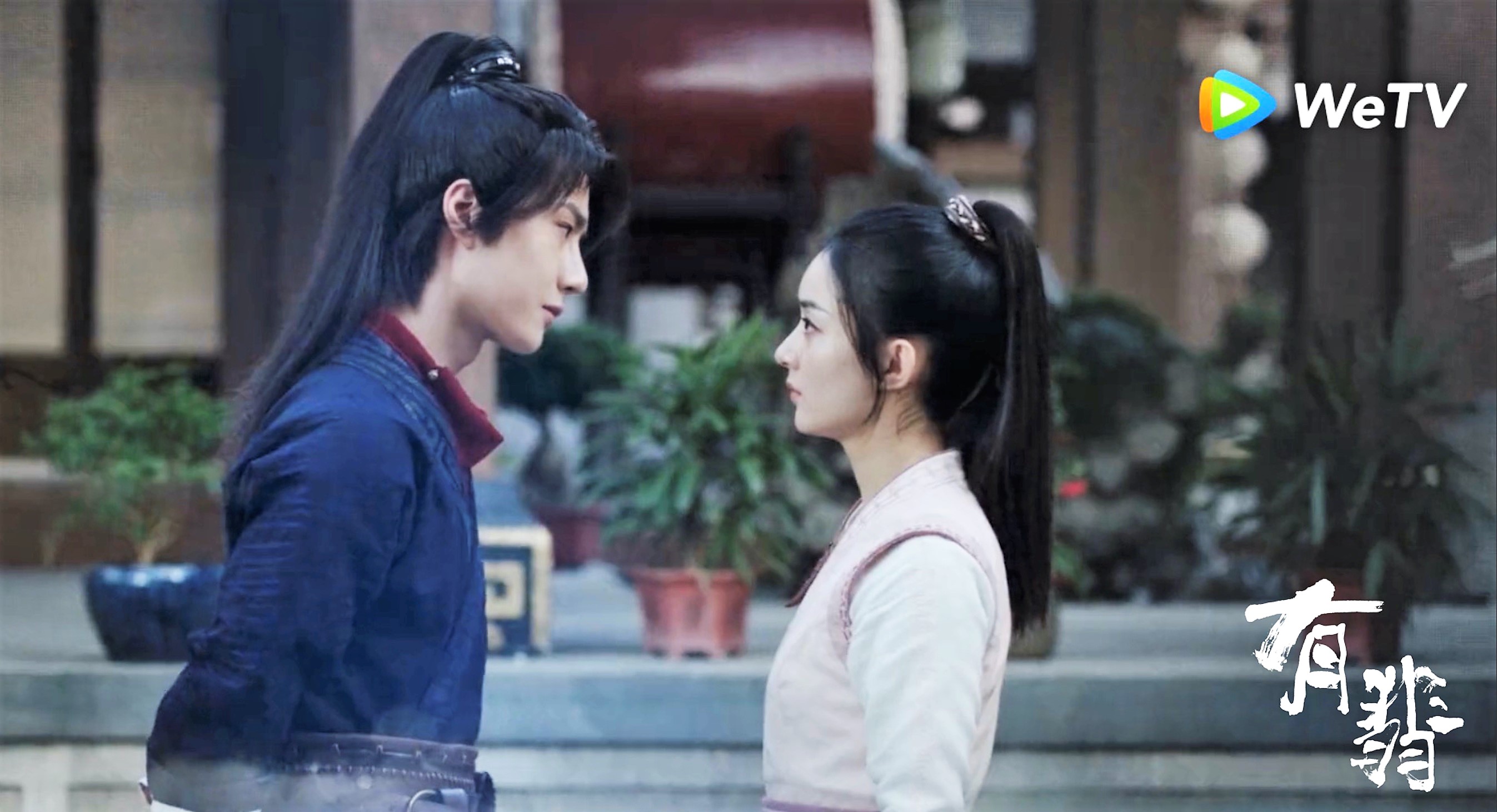 趙麗穎（右）與王一博在《有翡》有超近距離貼臉殺。（WeTV海外站提供）