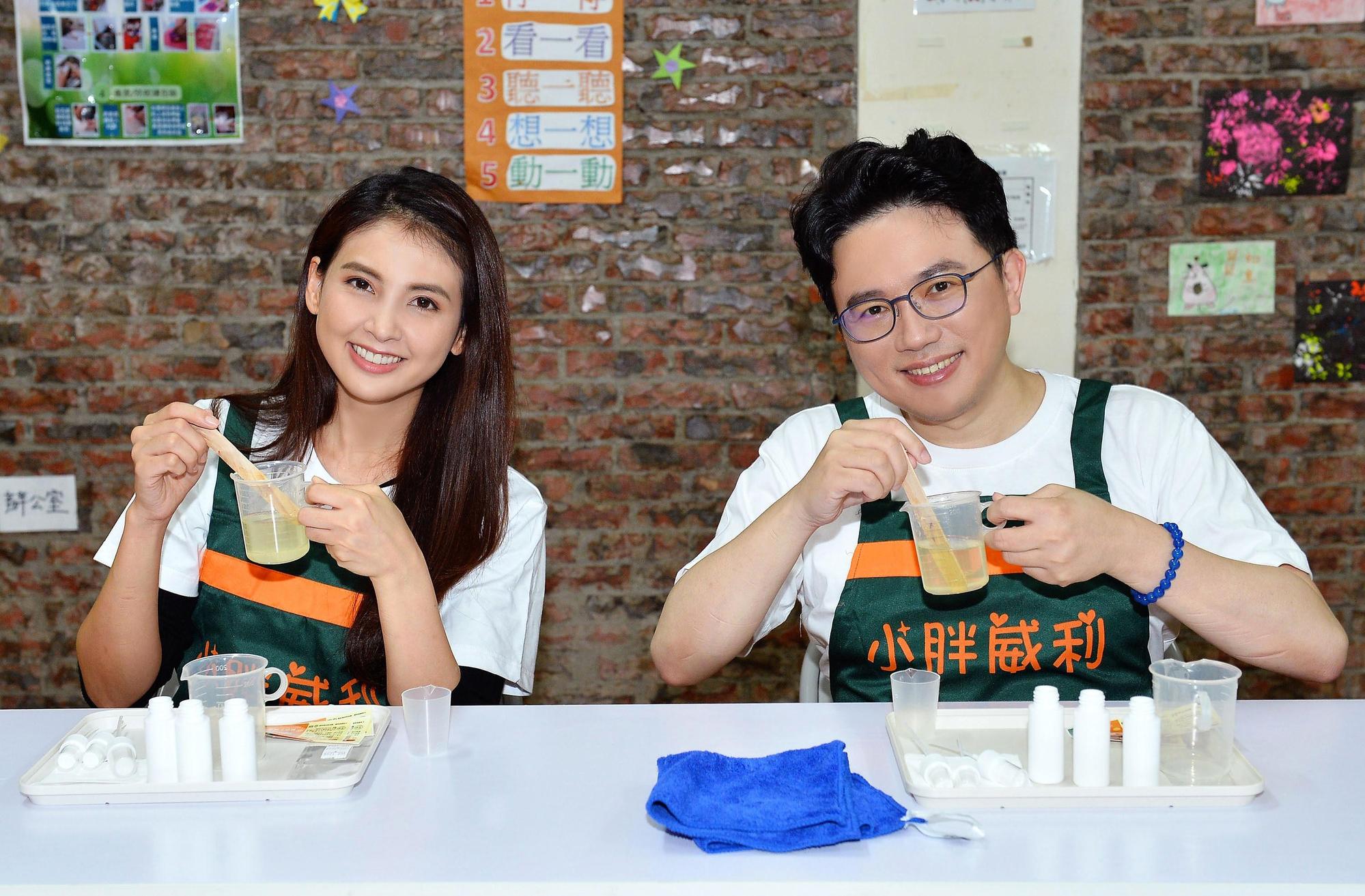 江坤俊(右)、韋汝(左)訪視小胖威利病友關懷協會,跟著學員一起製作乾洗手液。(TVBS提供)