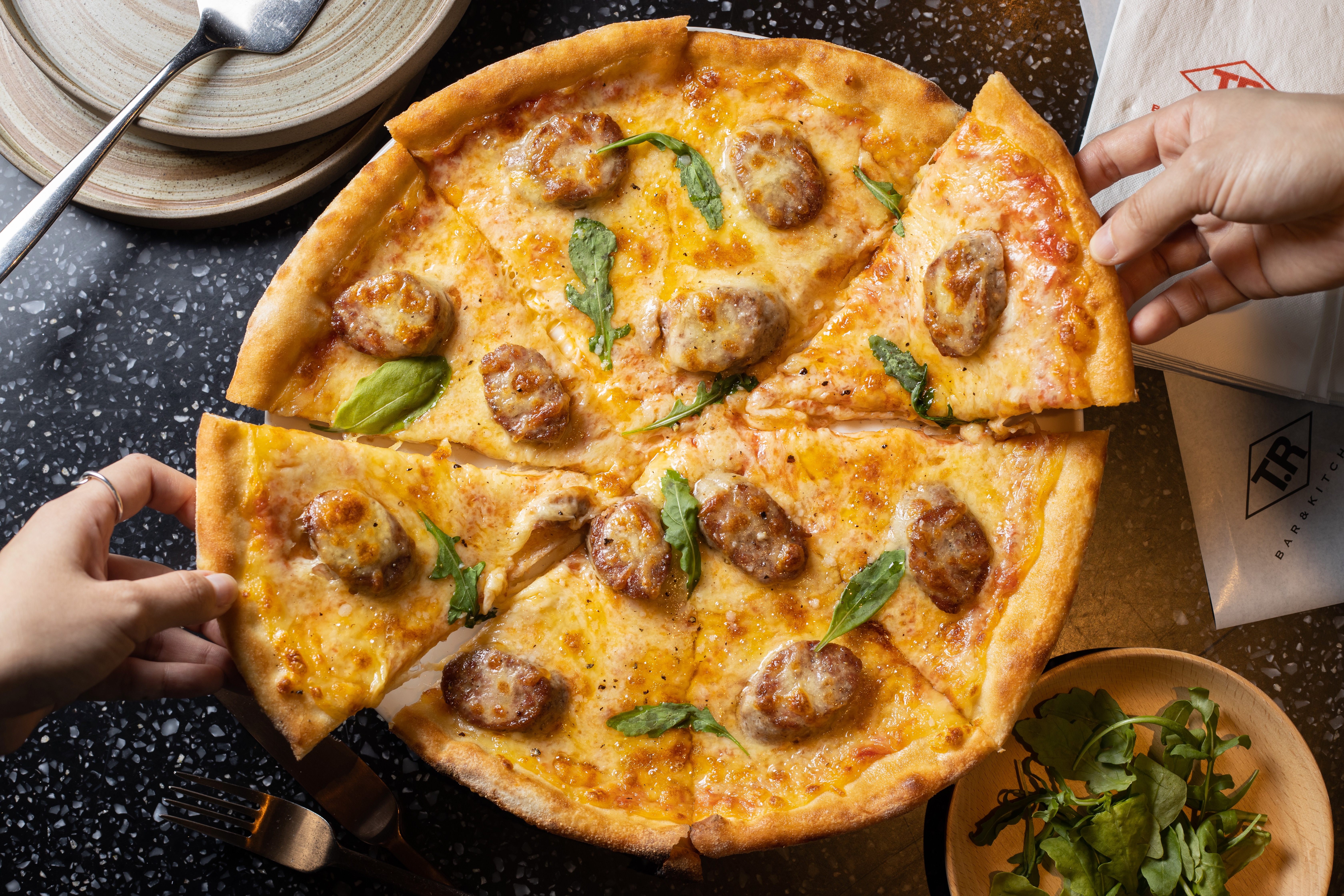 「肉食主義」披薩配料看似簡單，主角是主廚再現奶奶食譜，自製的普羅旺斯香腸，很有誠意。（550元／份）