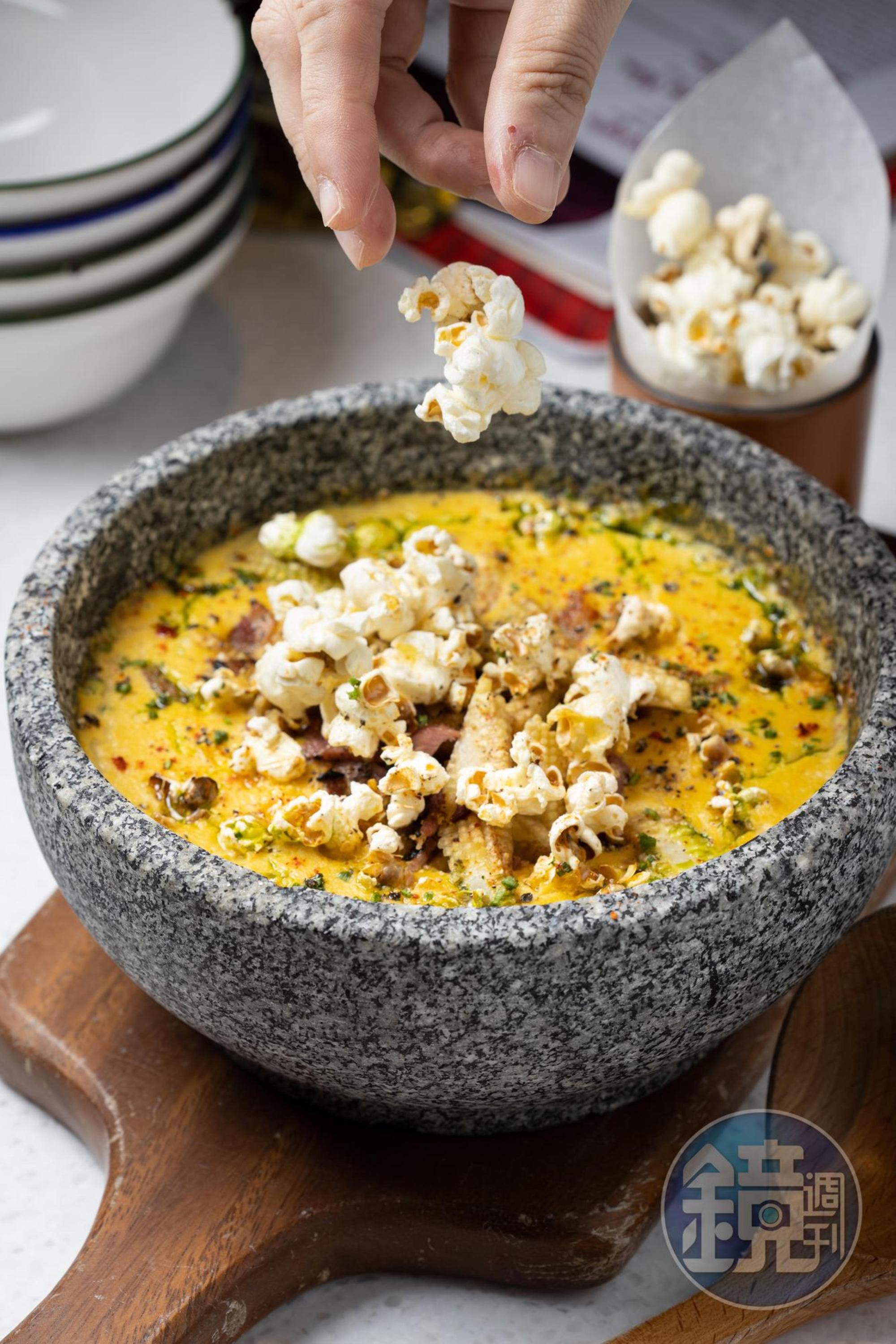 「爆米花濃湯」有煙燻鴨肉丁提鮮,再附一杯爆米花,讓你邊撒邊拍邊吃(380元/份)