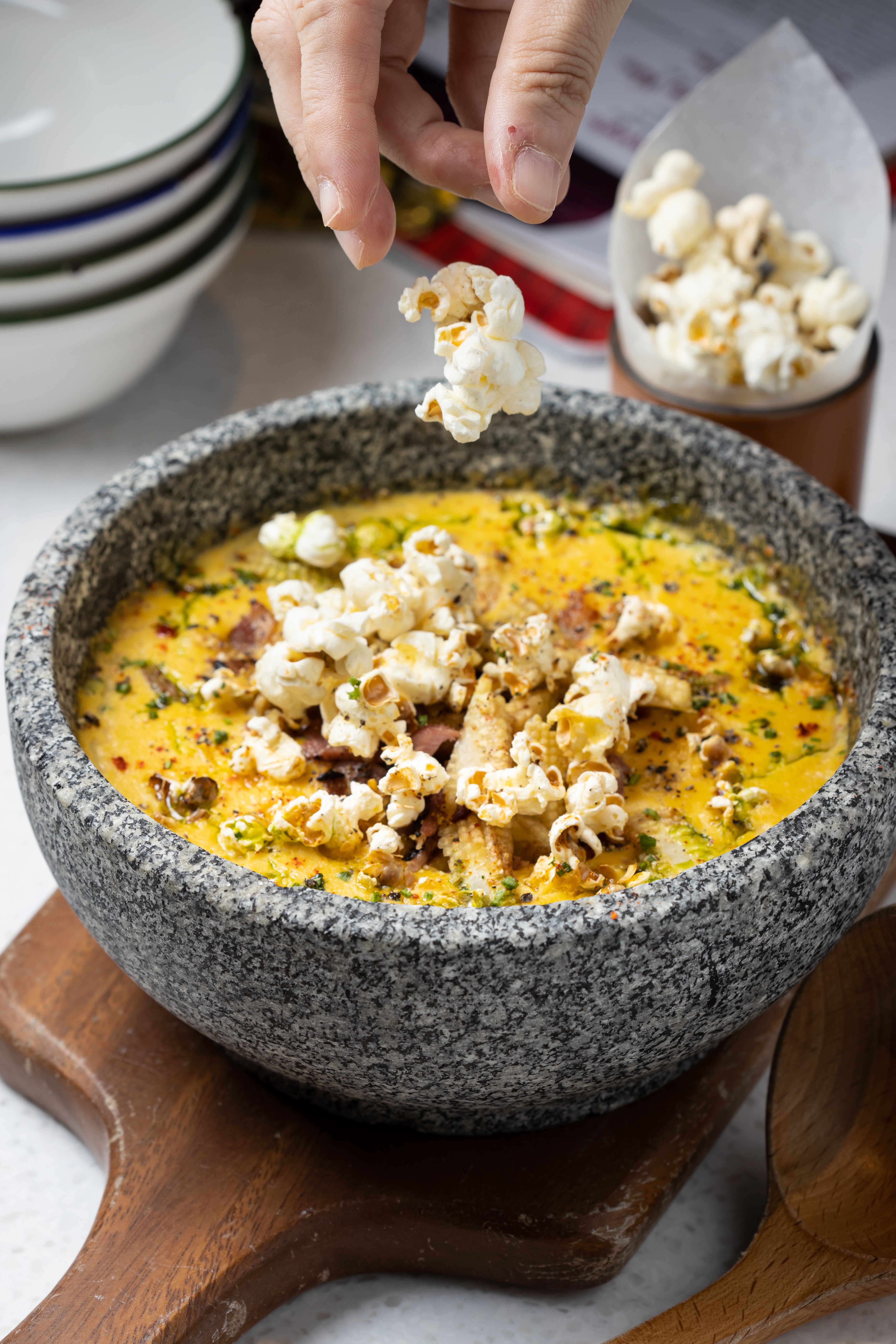 「爆米花濃湯」有煙燻鴨肉丁提鮮，再附一杯爆米花，讓你邊撒邊拍邊吃（380元／份）