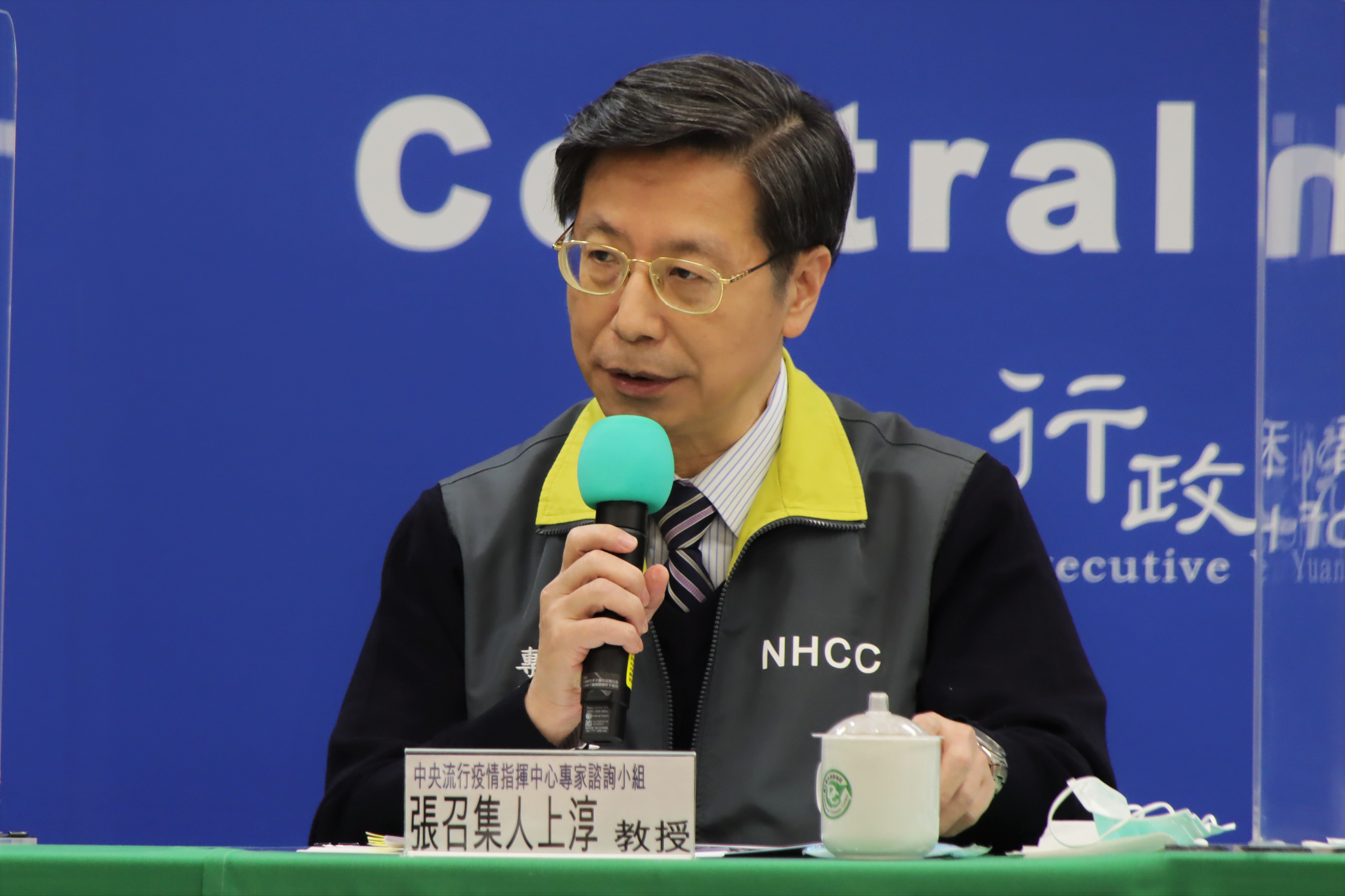 張上淳指出，感染後期Ct值超過34，就沒有機會培養出陽性病毒，因此將修正解隔離標準。（指揮中心提供）