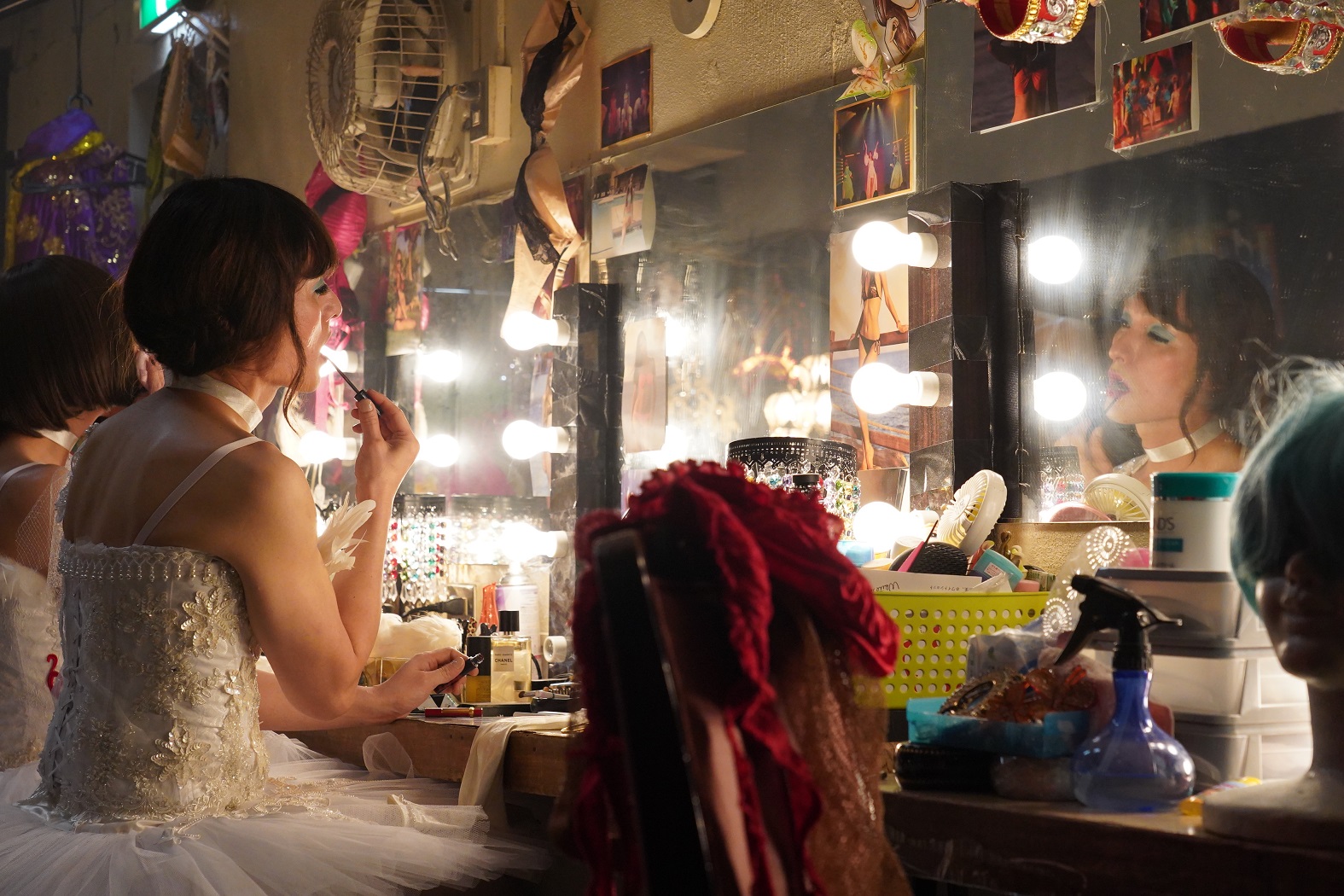 草彅剛破格挑戰跨性別者角色，為《午夜天鵝》除毛畫起濃妝。（天馬行空提供）