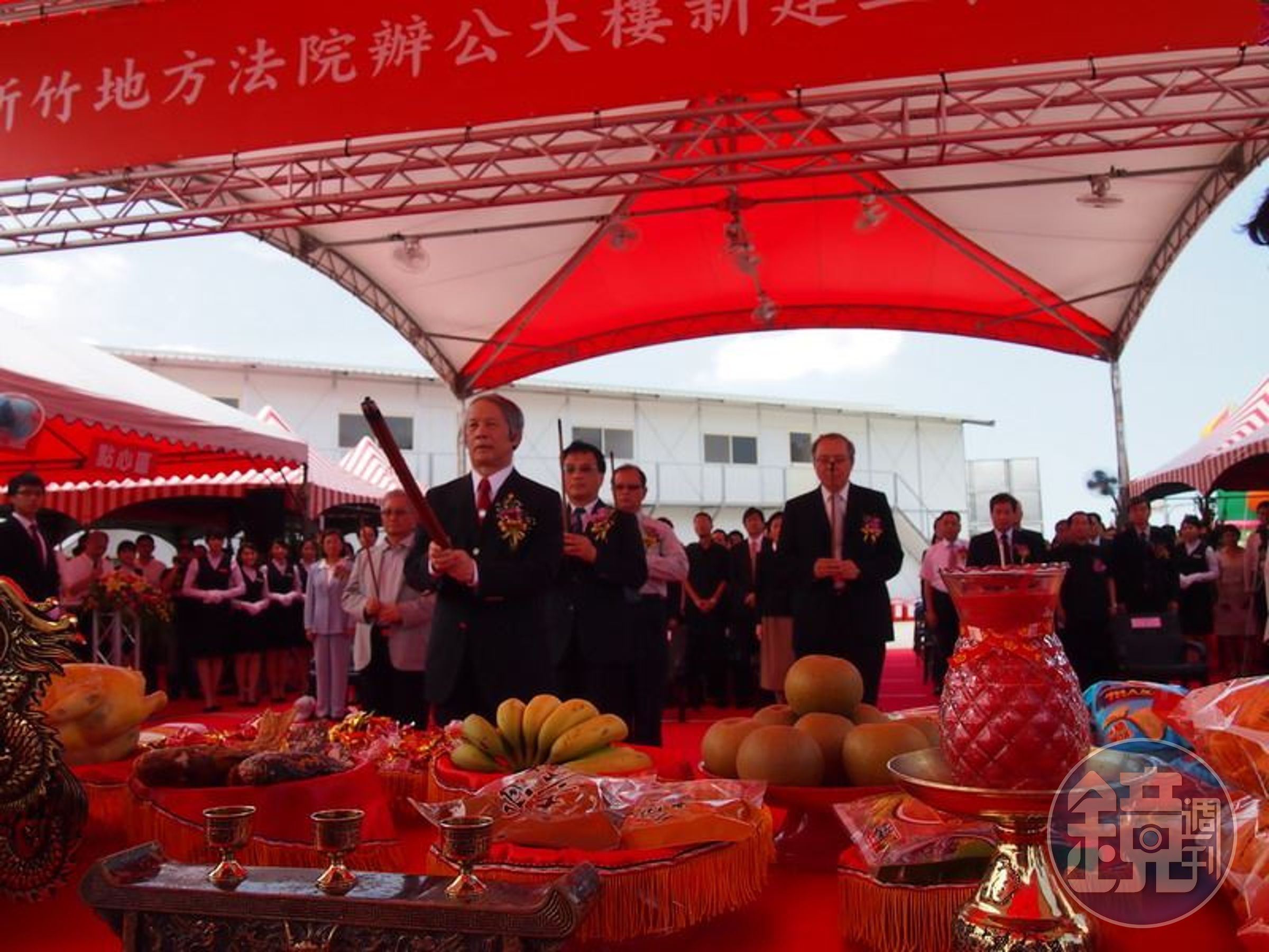 時任司法院長賴浩敏率領竹院江德千院長在動土時祭天敬地，祈求工程順利，不料如今卻傳出工程款爭議。（新竹縣政府提供）