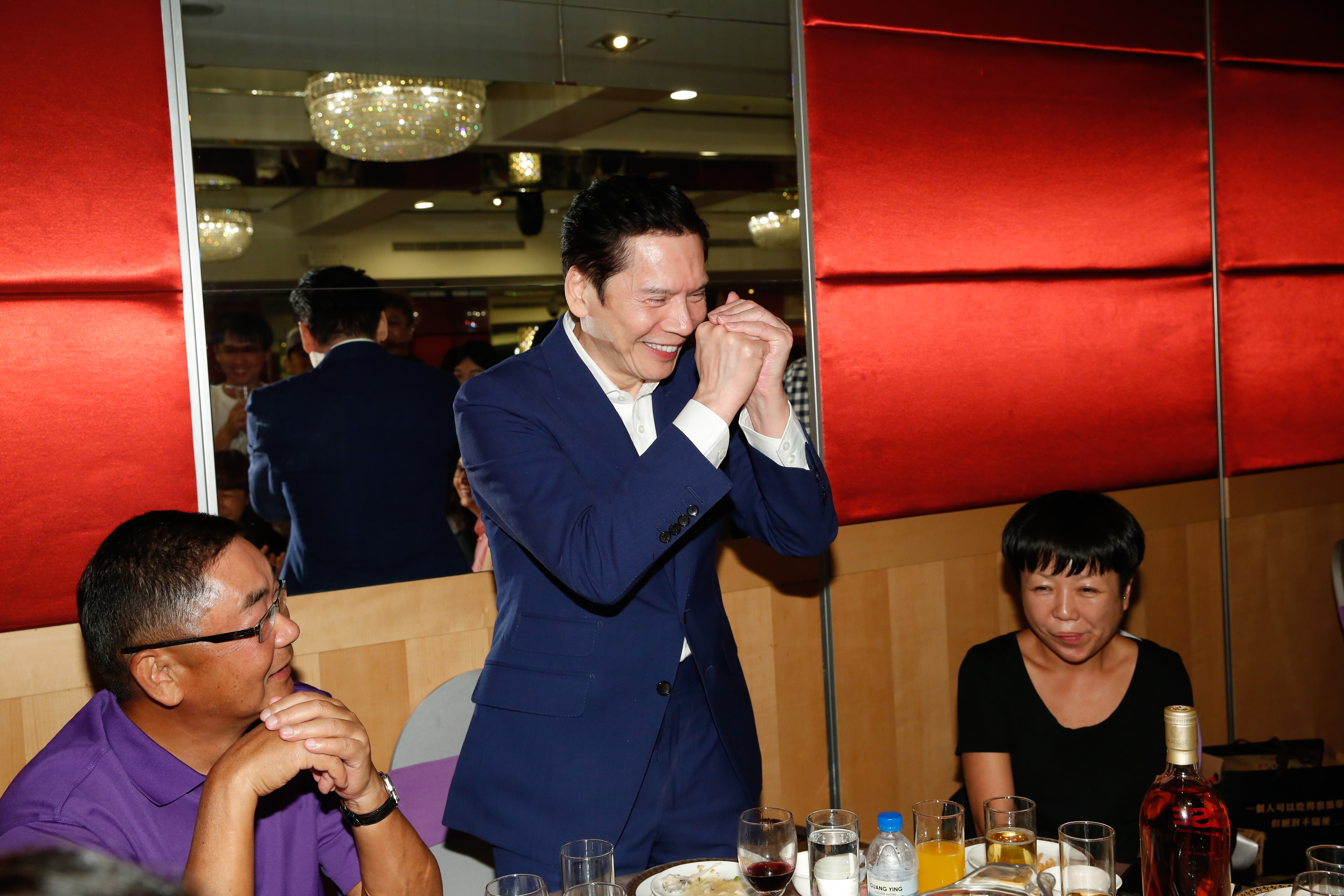 在電影《賭神》系列飾演龍五一角的香港影視大亨向華強（中），近日傳出申請依親移民來台。