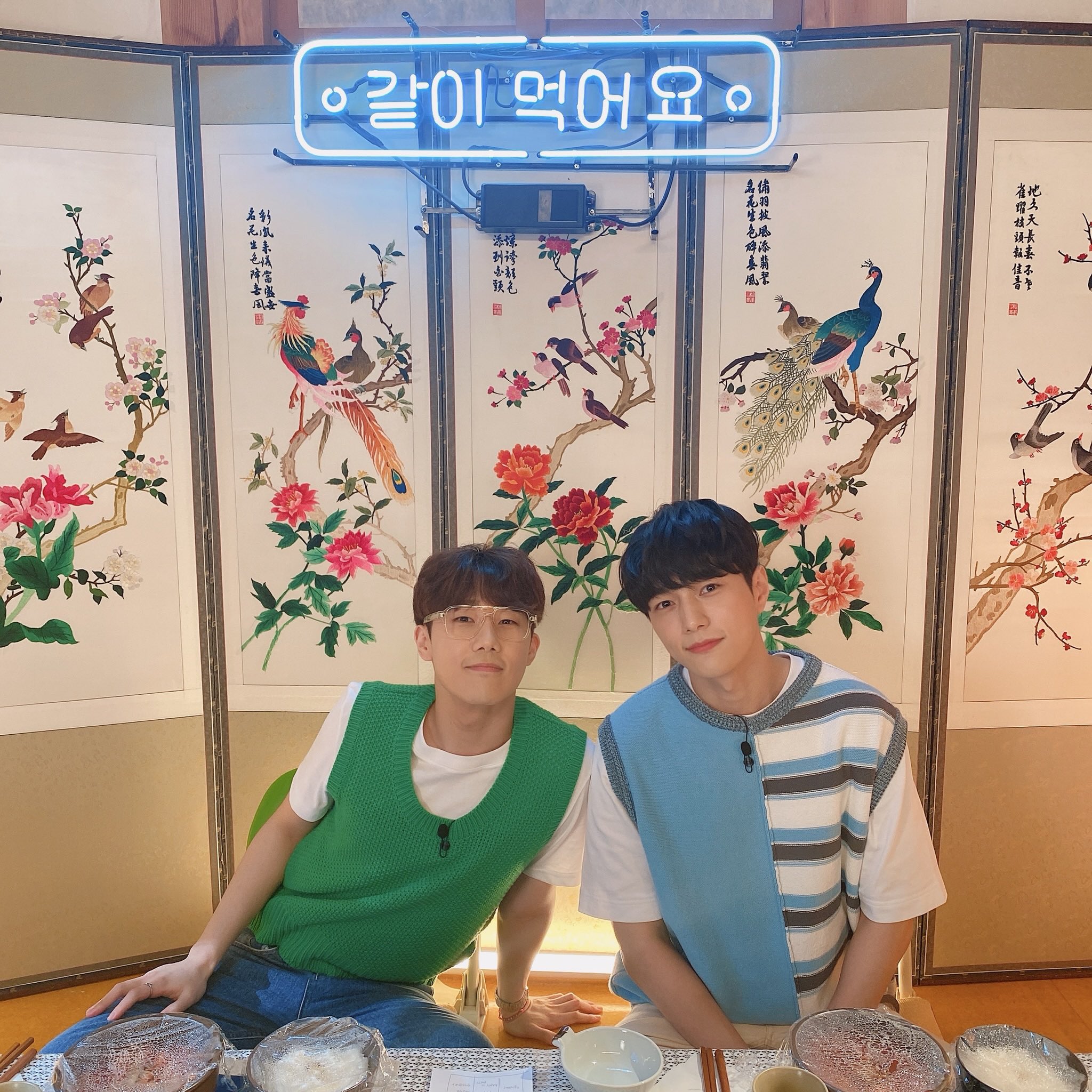 金明洙(右)與金聖圭今年6月共同慶祝INFINITE出道10週年紀念直播。(翻攝INFINITE official推特)