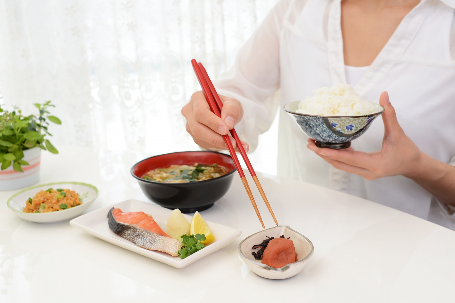 牛津大學研究指出，每週吃3次魚可降低罹患大腸直腸癌機率12%，食用鮭魚或鯖魚等油性魚，則可降低10%的風險。（示意圖，photo-ac）  