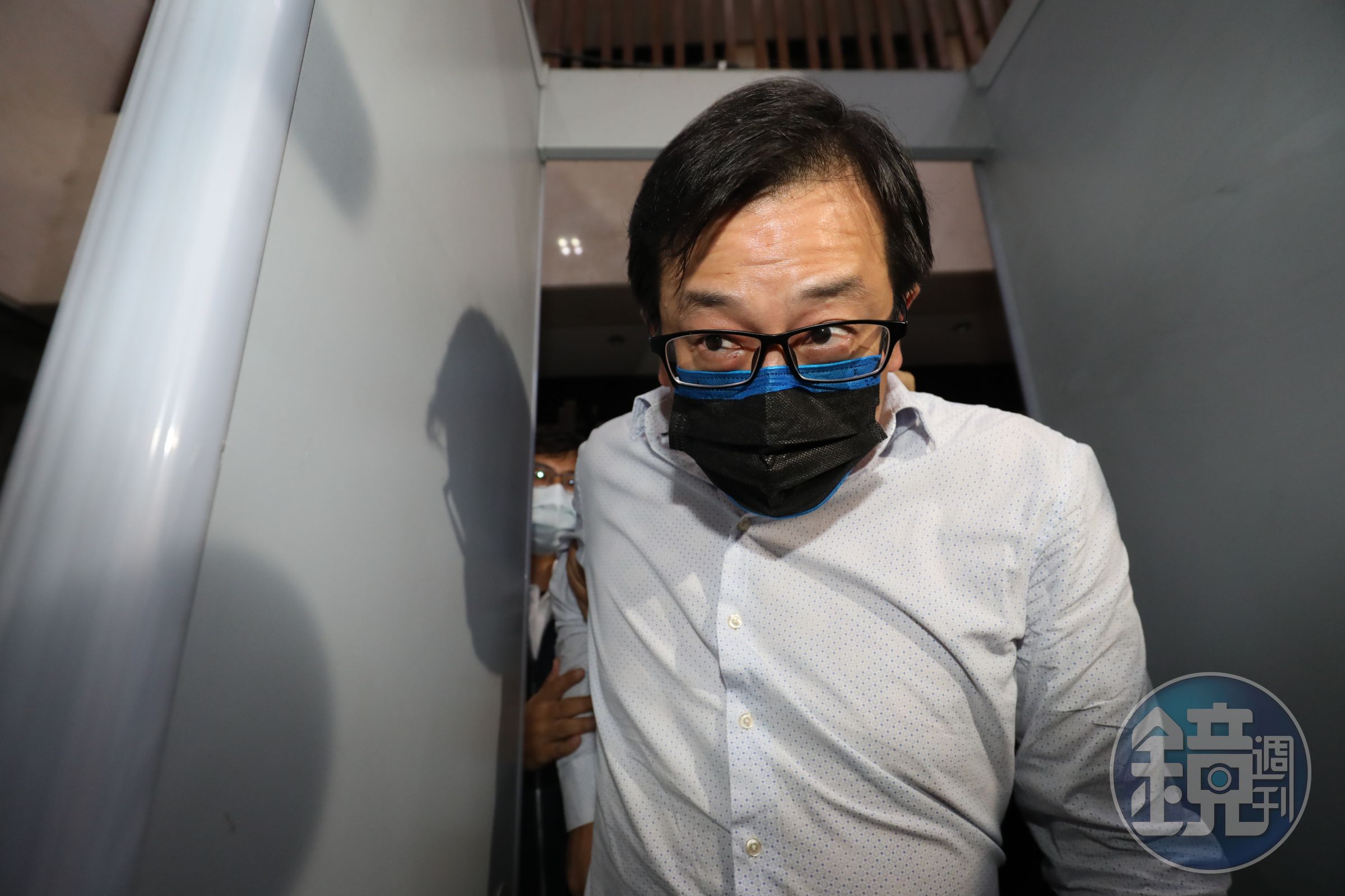 勞金局前國內組組長游迺文涉嫌利用勞動基金炒作遠百，如今再爆他擁有人頭戶，案情恐再擴大升高。