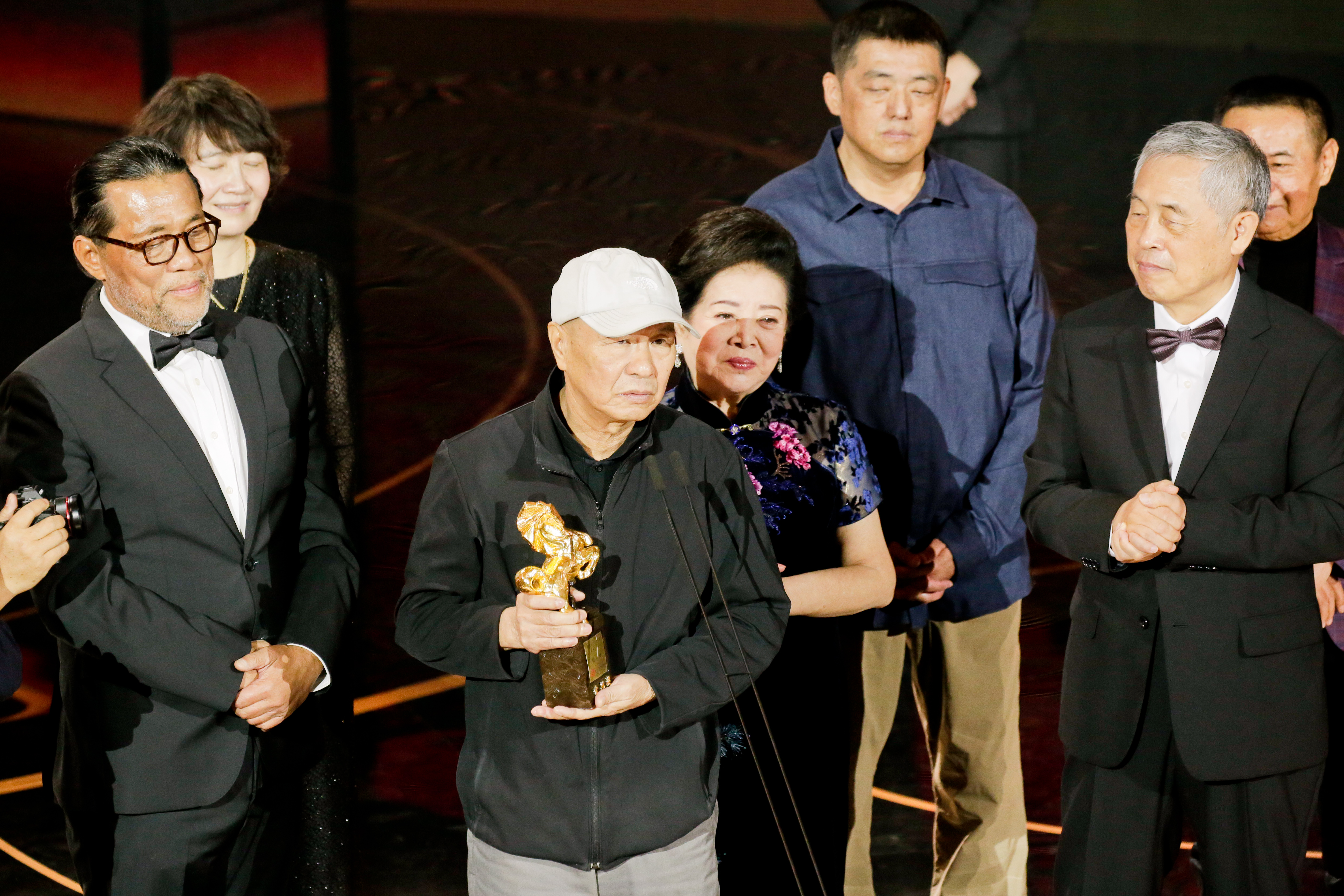 侯孝賢(中持獎盃者)早年與張華坤及導演陳坤厚合組電影公司,拍出不少經典作品。