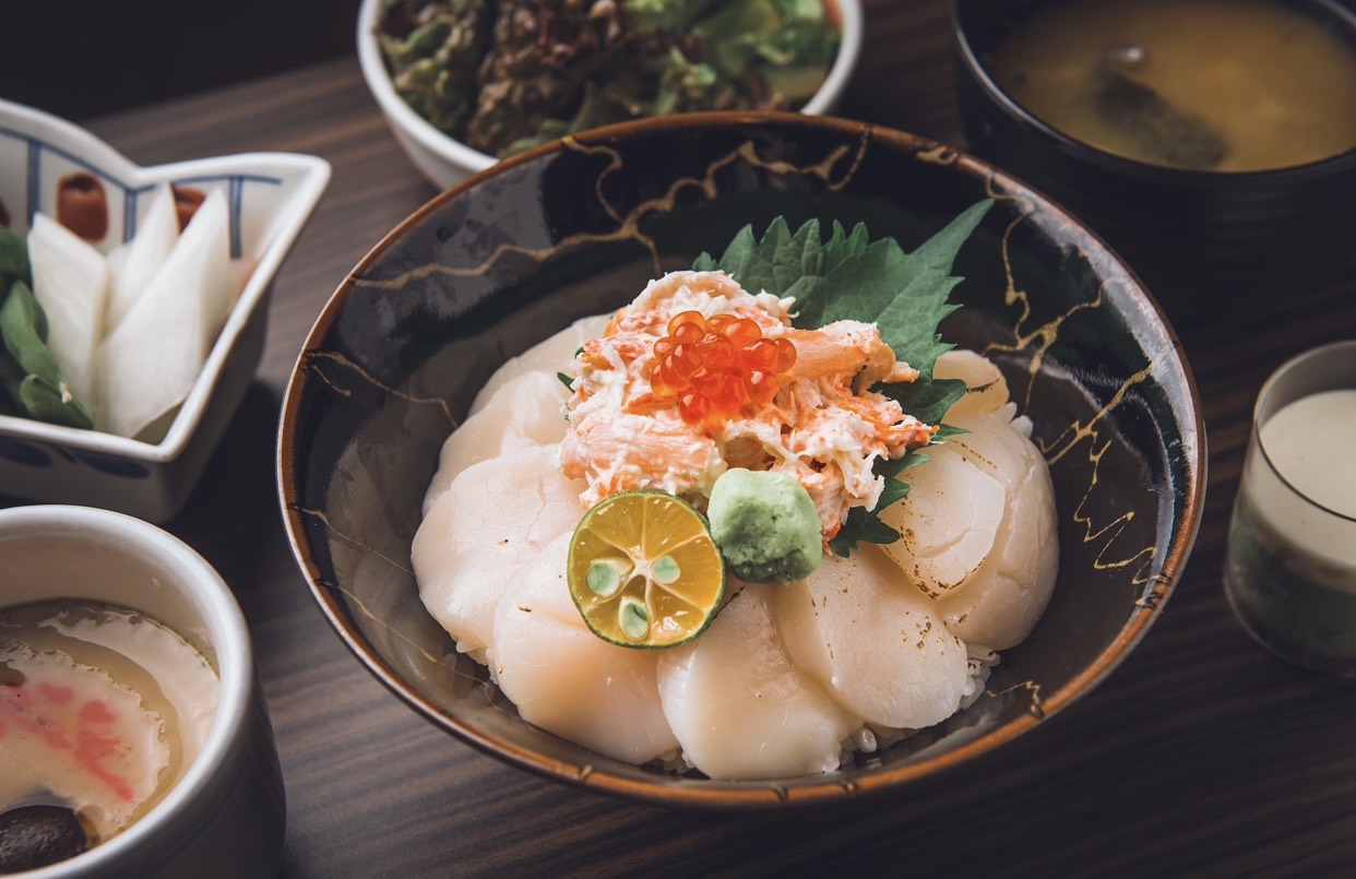 「雨港有魚—旭壽司」的綜合握壽司、干貝滿滿蟹肉丼,份量十足!