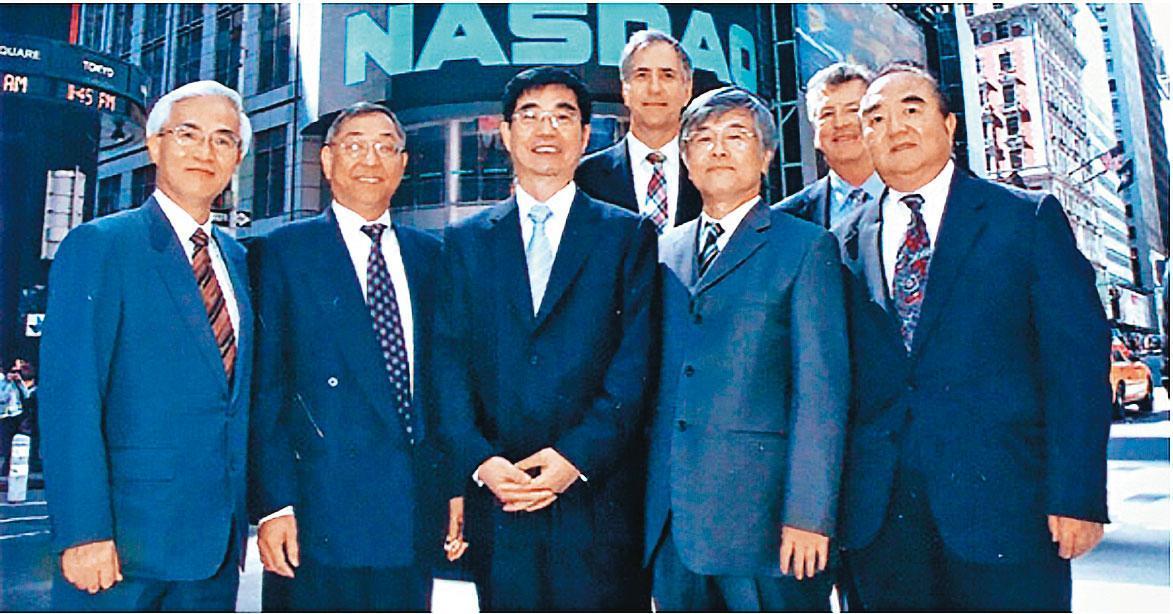 盧明光（左1）在光寶集團一路從經理、廠長、副總經理做到旭麗總經理，只要哪一個廠不賺錢，公司就派他去當救火隊，左3為光寶集團董事長宋恭源。（盧明光提供）