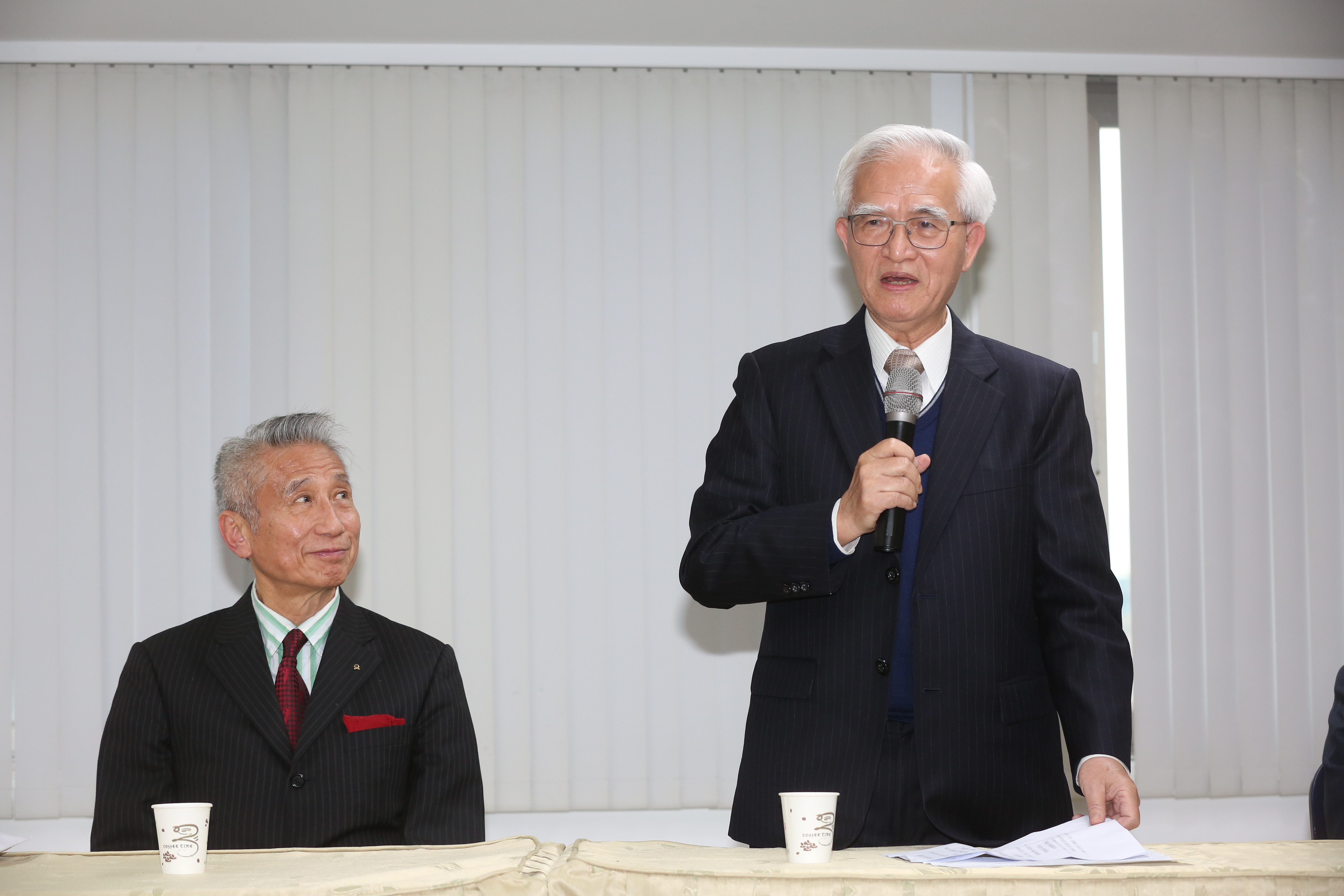 王光祥（左）與過去對手林郭文艷順勢和解，雙方協調出彼此都認同的新董座盧明光（右）。