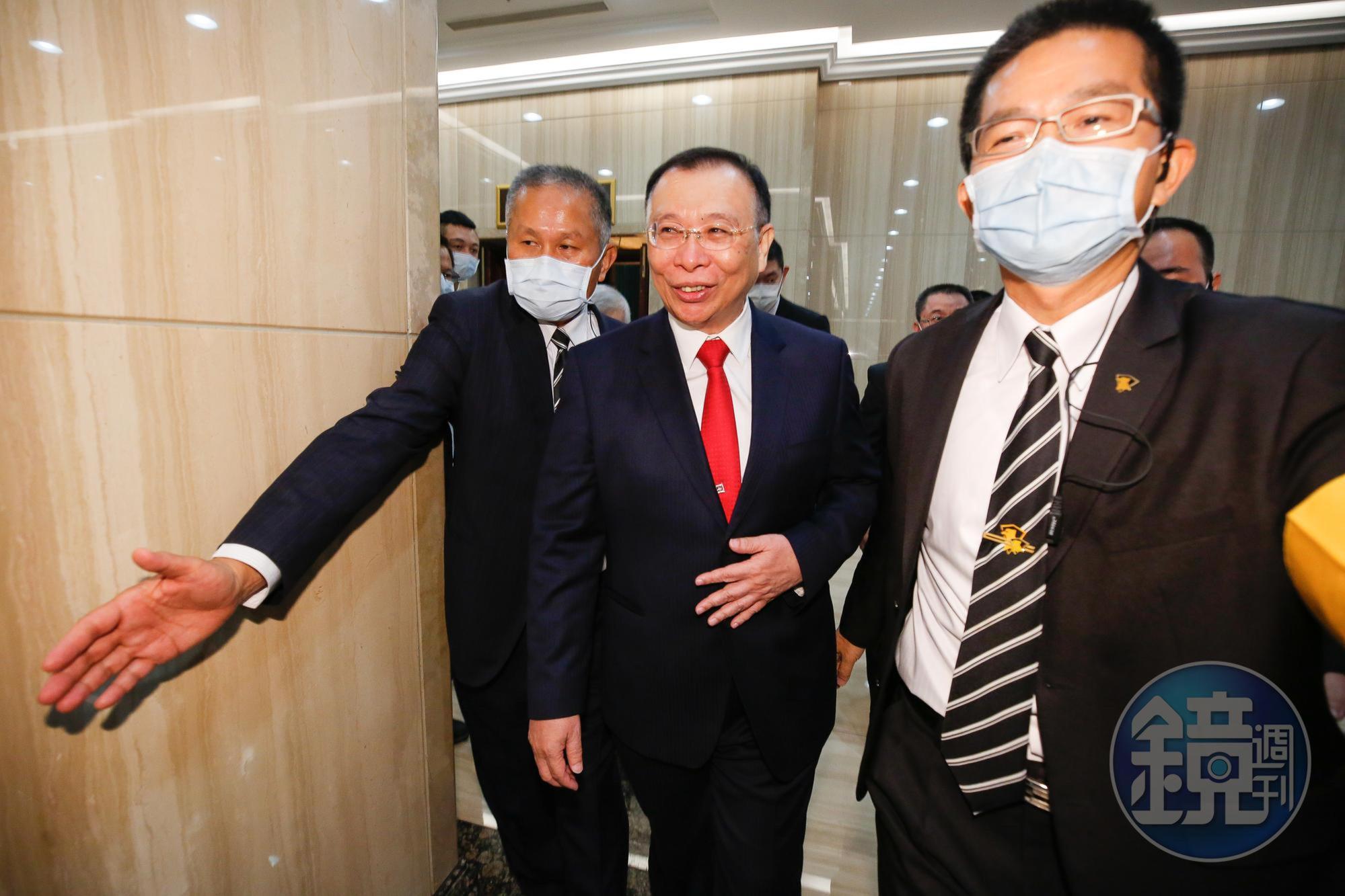 林文淵遭大股東王光祥拔除董事長職務,外傳與台鋼集團悄悄買進大同股票有關,圖為台鋼集團總裁謝裕民(中)。