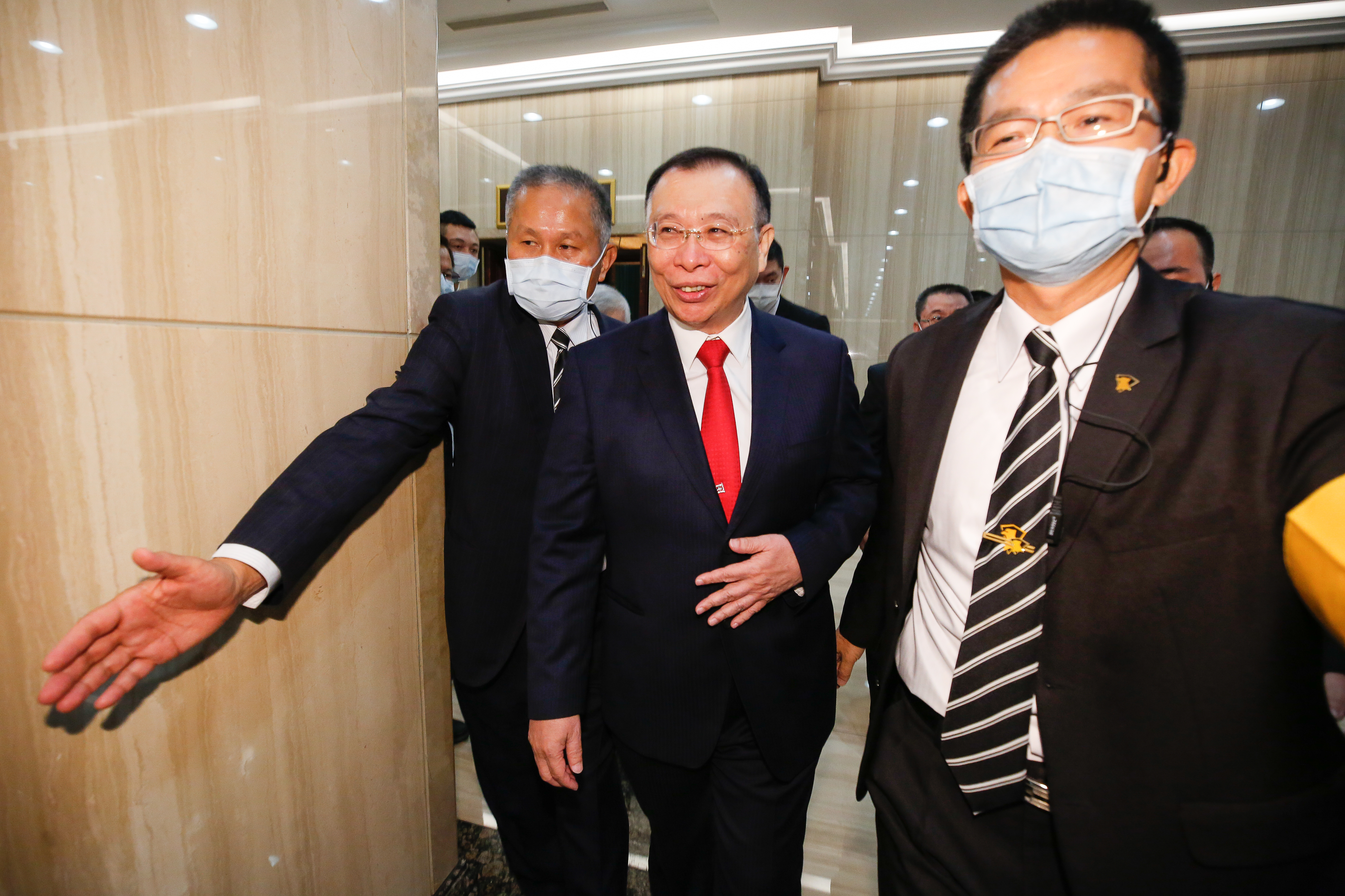 林文淵遭大股東王光祥拔除董事長職務，外傳與台鋼集團悄悄買進大同股票有關，圖為台鋼集團總裁謝裕民（中）。