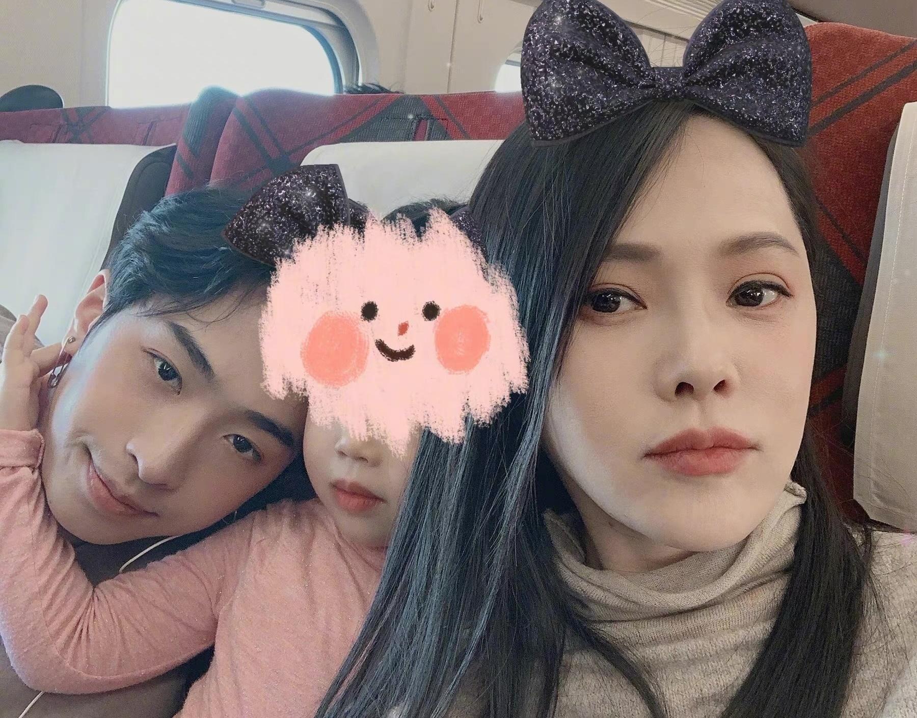 小哈利滿18歲後,伊能靜首次將兒子正面照曝光。(翻攝自伊能靜微博)