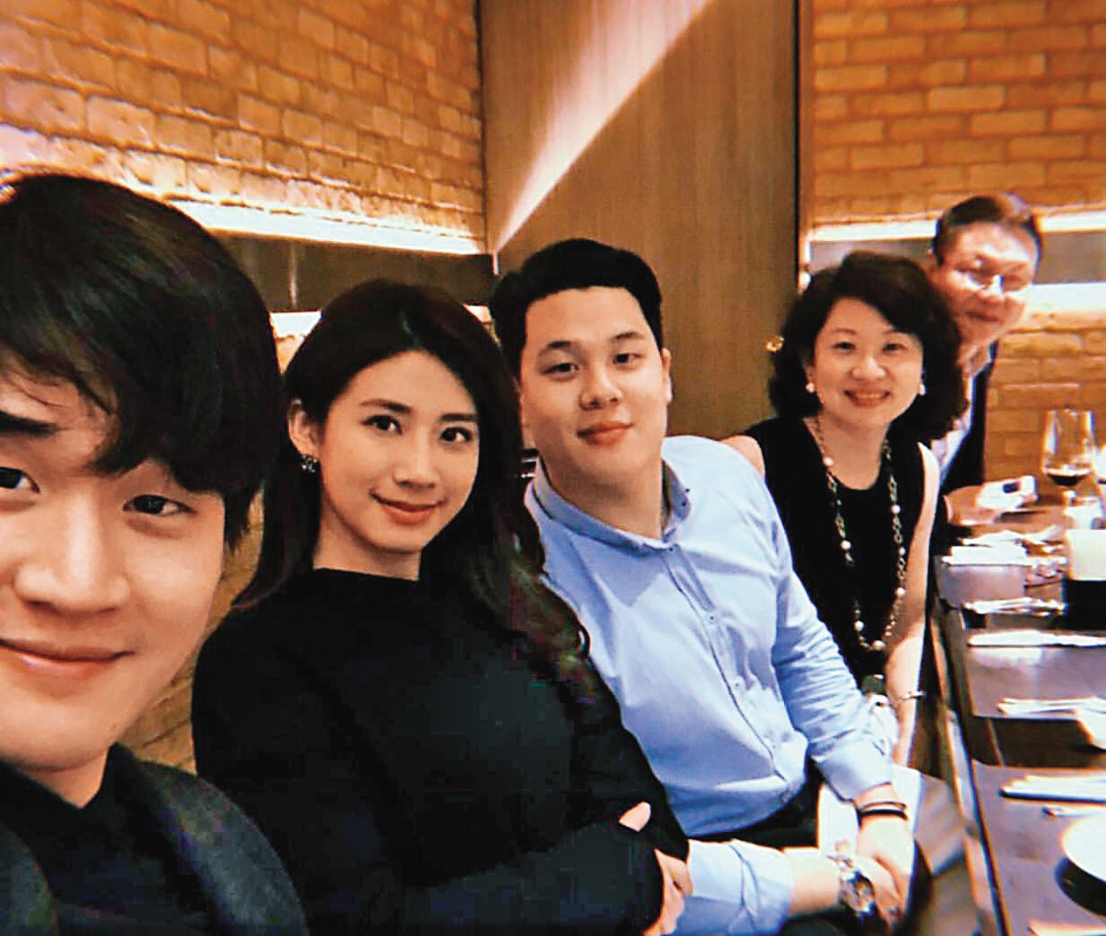 過去要好時候，趙岱新（左二）還跟周興哲（左一）的家人見面，有種好事很近的良好互動。（讀者提供）