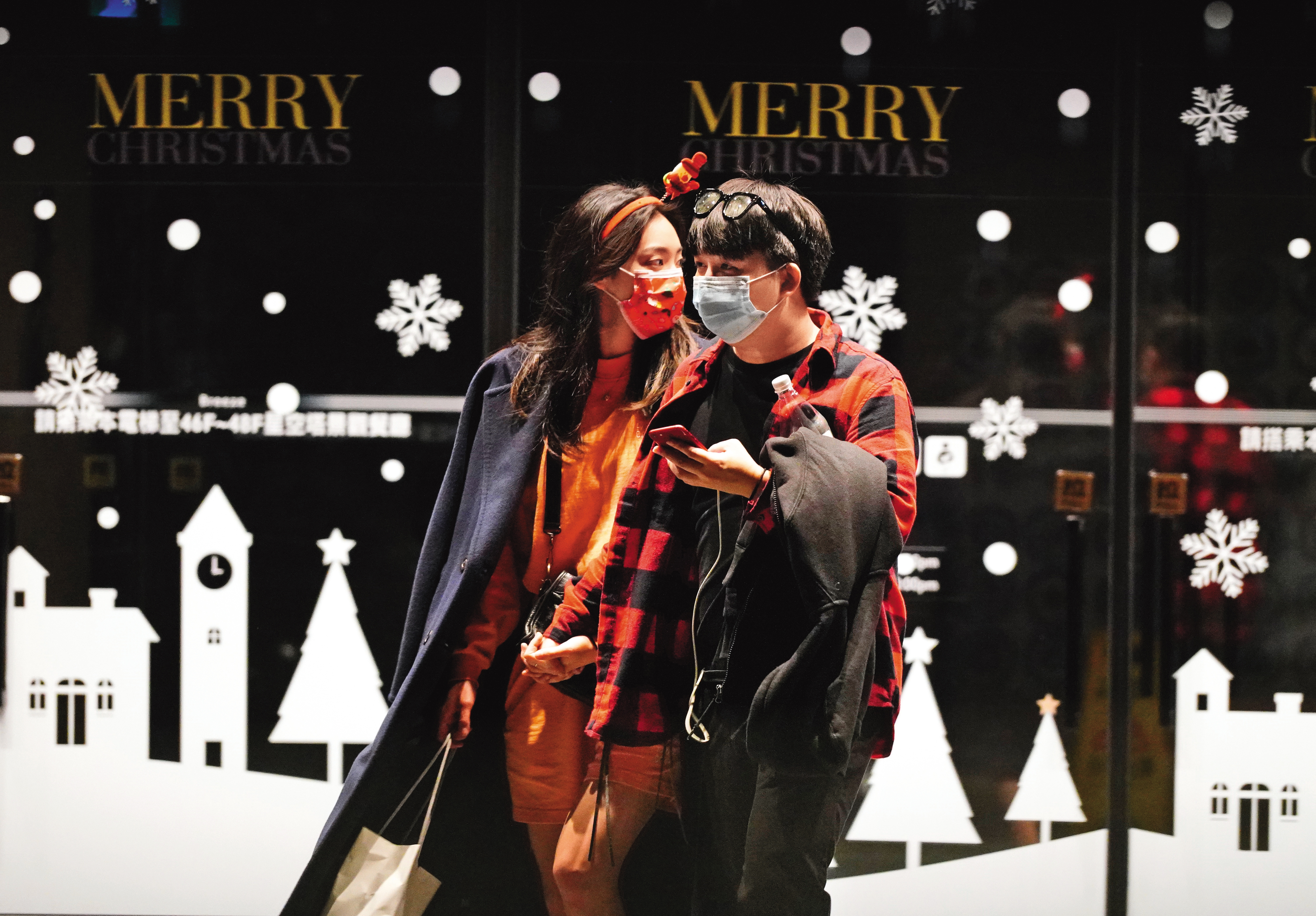 12/25，01:38，本刊直擊周興哲的新妹橘衣女子，與一名男子走出微風南山，還不停回頭看著周興哲。