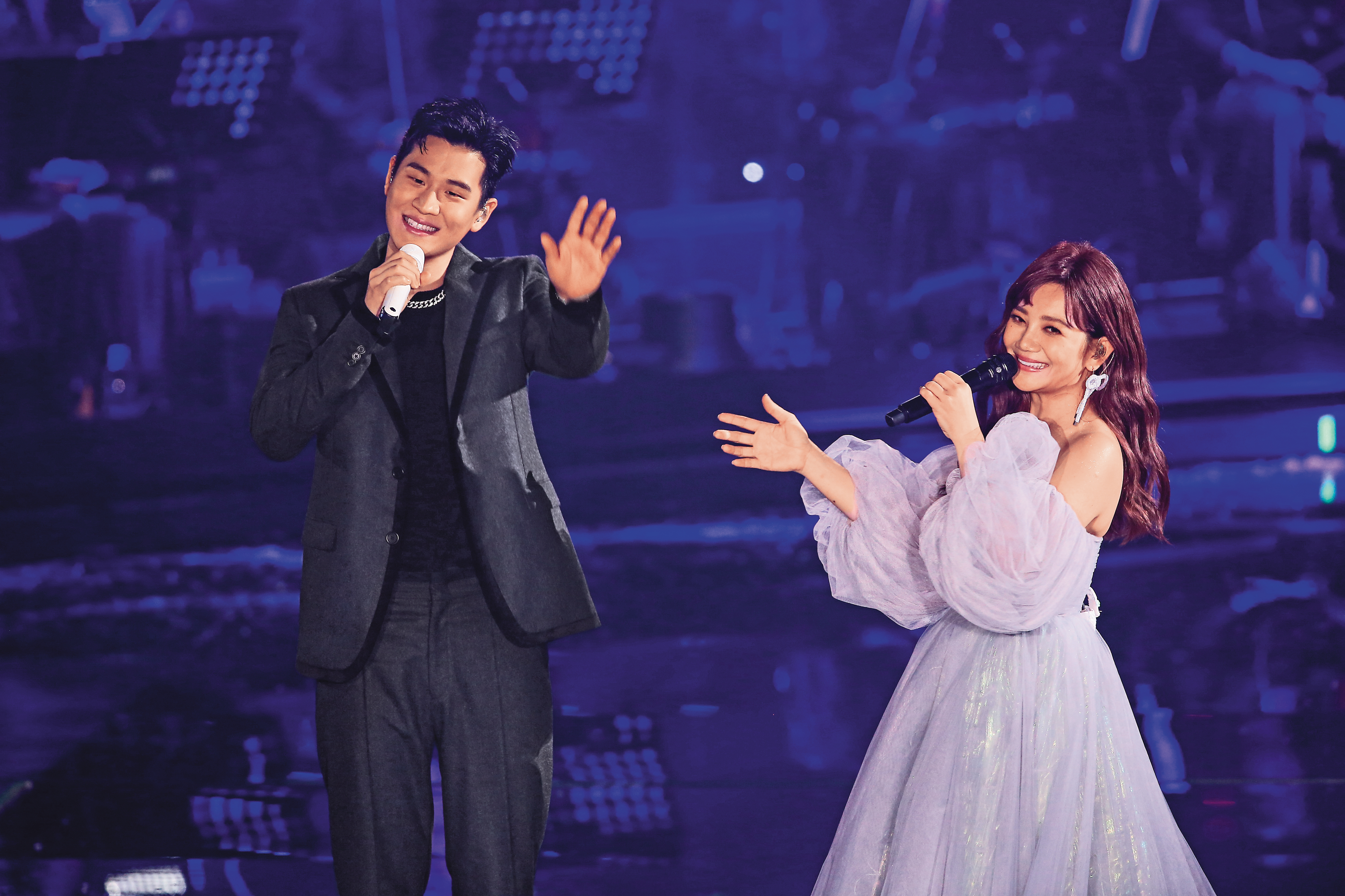 周興哲（左）上週末擔任梁靜茹（右）演唱會嘉賓，稱聽她的歌會「痛」。