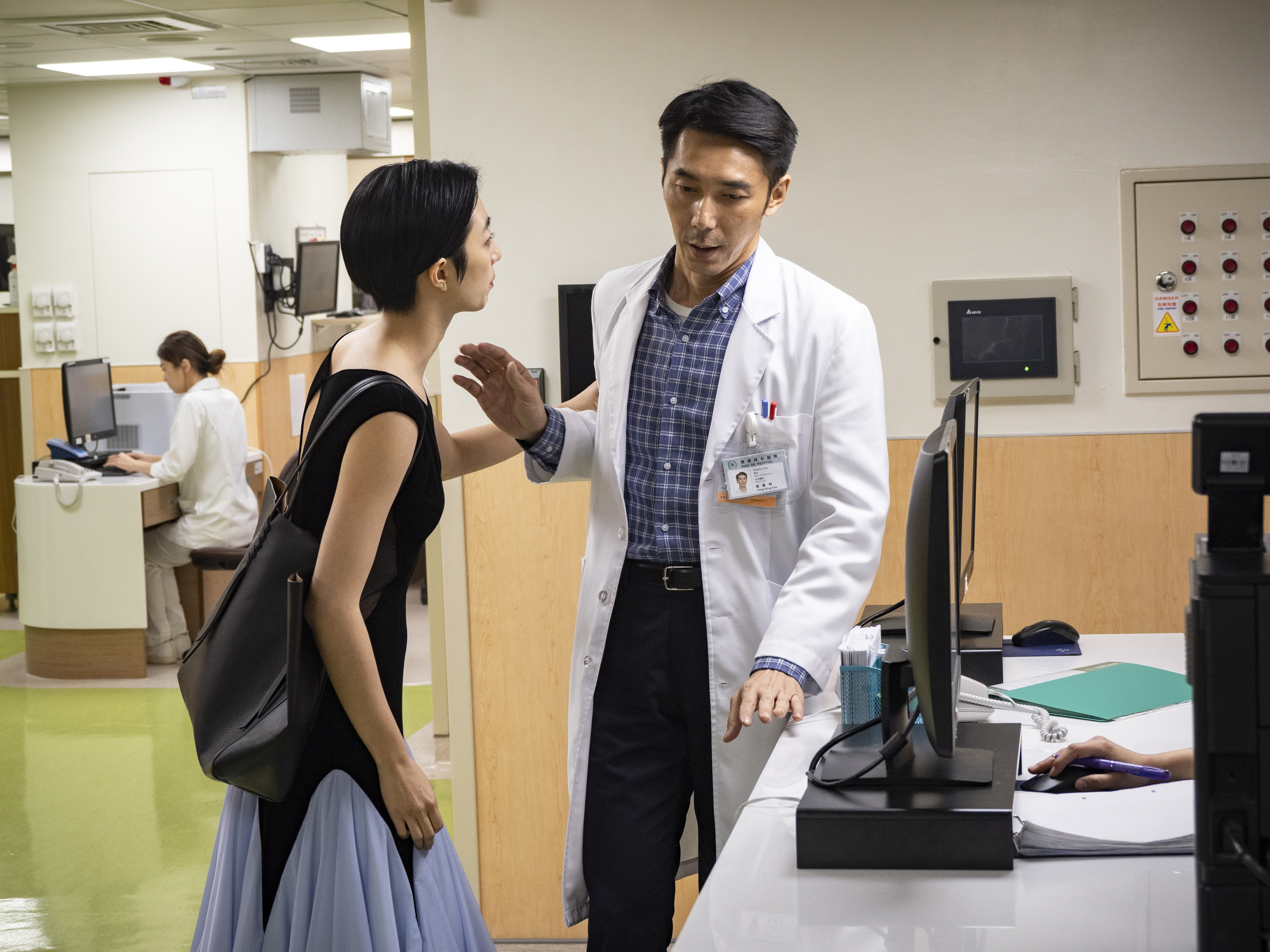 近期李李仁在《腿》中飾演醫生,他的冷靜對比桂綸鎂近乎崩潰的魯,頗有反差。(甲上提供)