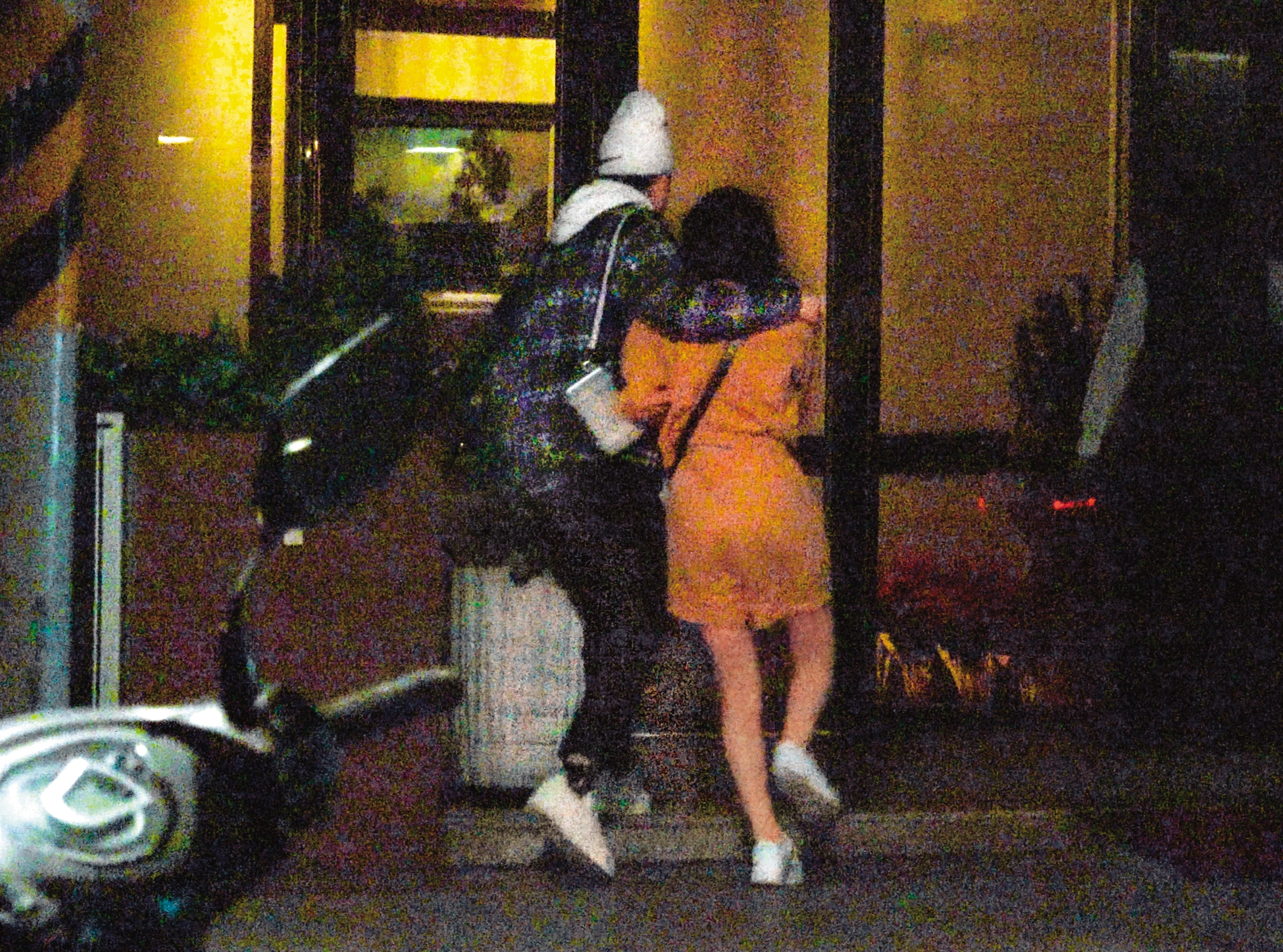 12/25，01:57，周興哲非常貼心，把橘衣女子接進家門。