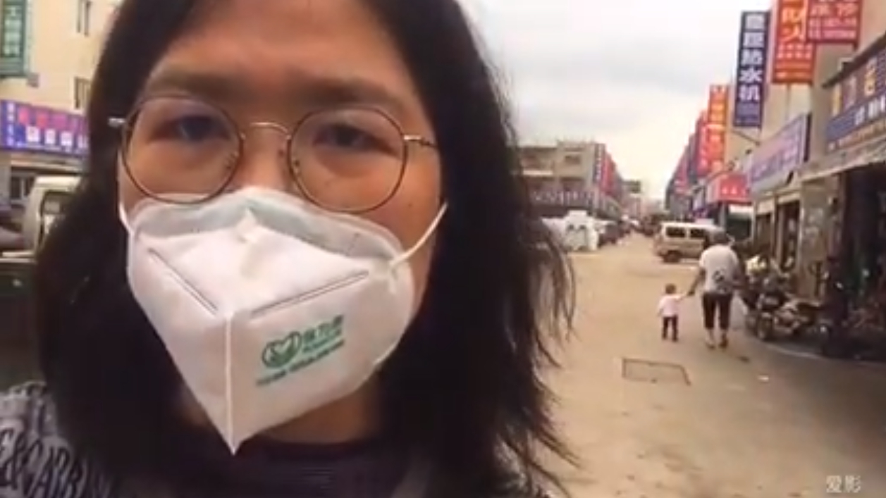 中國記者張展親赴武漢報導第一手的疫情消息,遭當局指控尋釁滋事判刑4年。(翻攝自張展YouTube頻道)