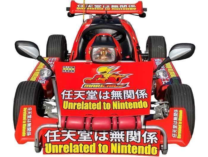 MariCAR一度將車身塗裝布滿「任天堂は無関係」「 Unrelated to Nintendo」超大字樣,後來擔心侵權又再度移除。(翻攝自MariCAR官網)