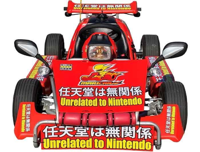 MariCAR一度將車身塗裝布滿「任天堂は無関係」「 Unrelated to Nintendo」超大字樣，後來擔心侵權又再度移除。（翻攝自MariCAR官網）