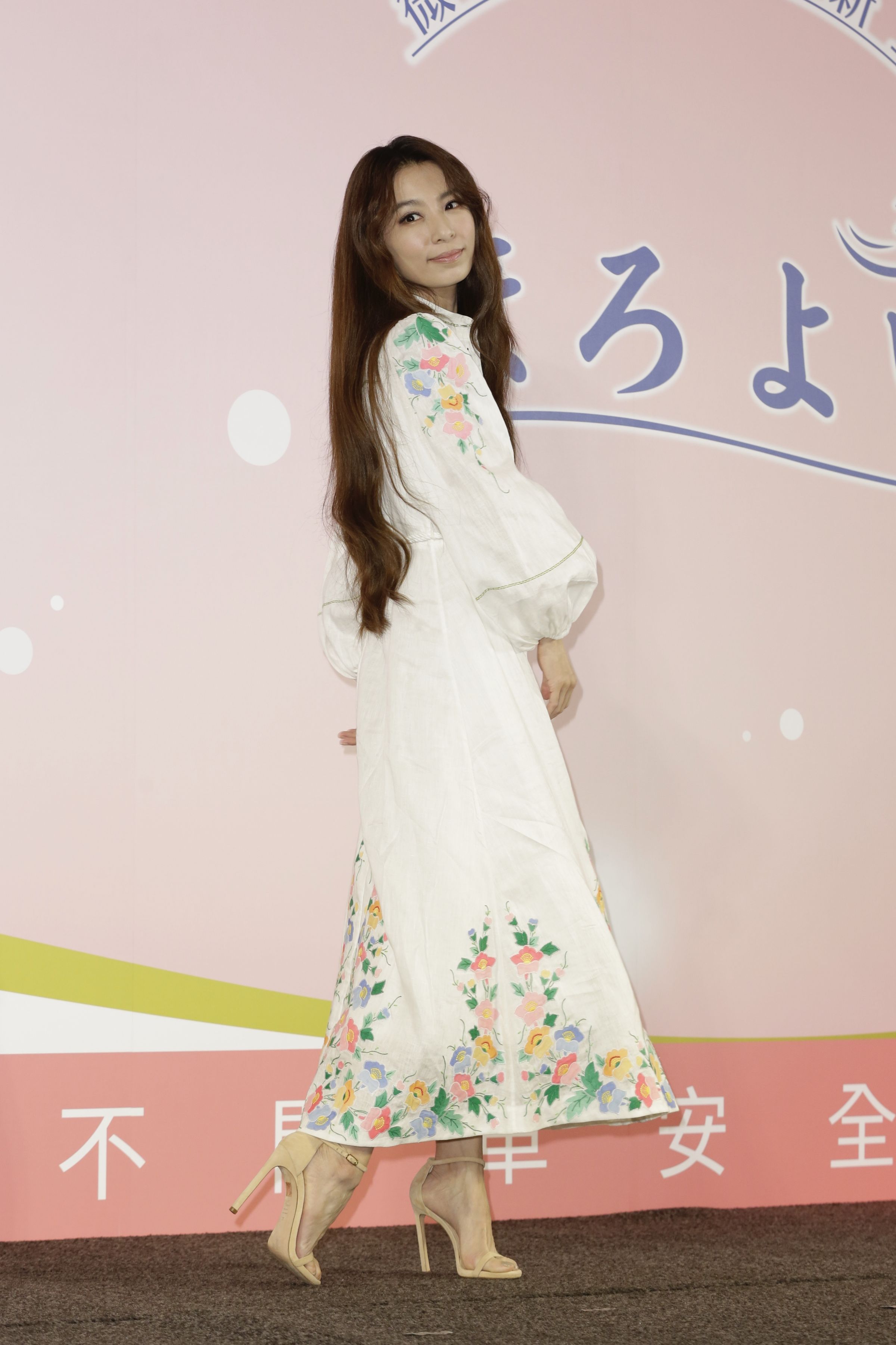 遭前東家華研國際提告，田馥甄的演出工作一切照走，跨年演唱曲目也不受影響。