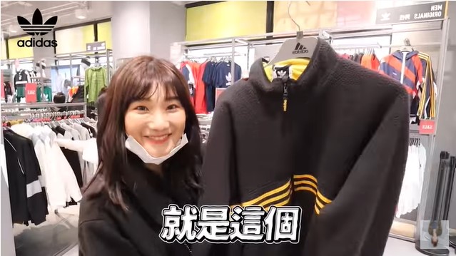 「愛莉莎莎」分享到林口三井Outlet的購物攻略,她將口罩戴在下巴,影片已超過67萬人觀看。(翻攝自愛莉莎莎YouTube)