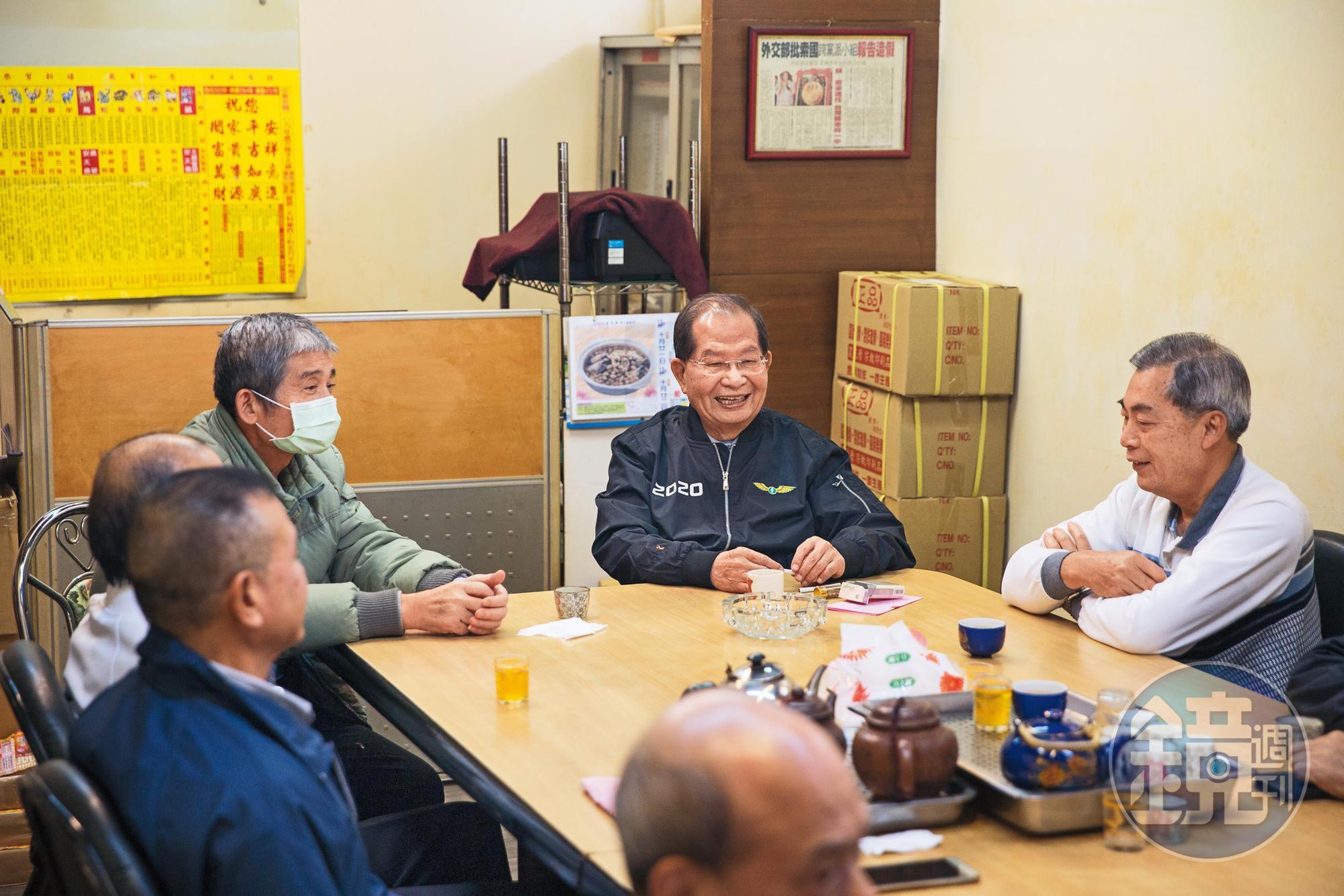 陳勝宏（右2）週末在葫蘆堵海光宮，與地方鄉親喝茶敘舊，現場宛如粉絲見面會。