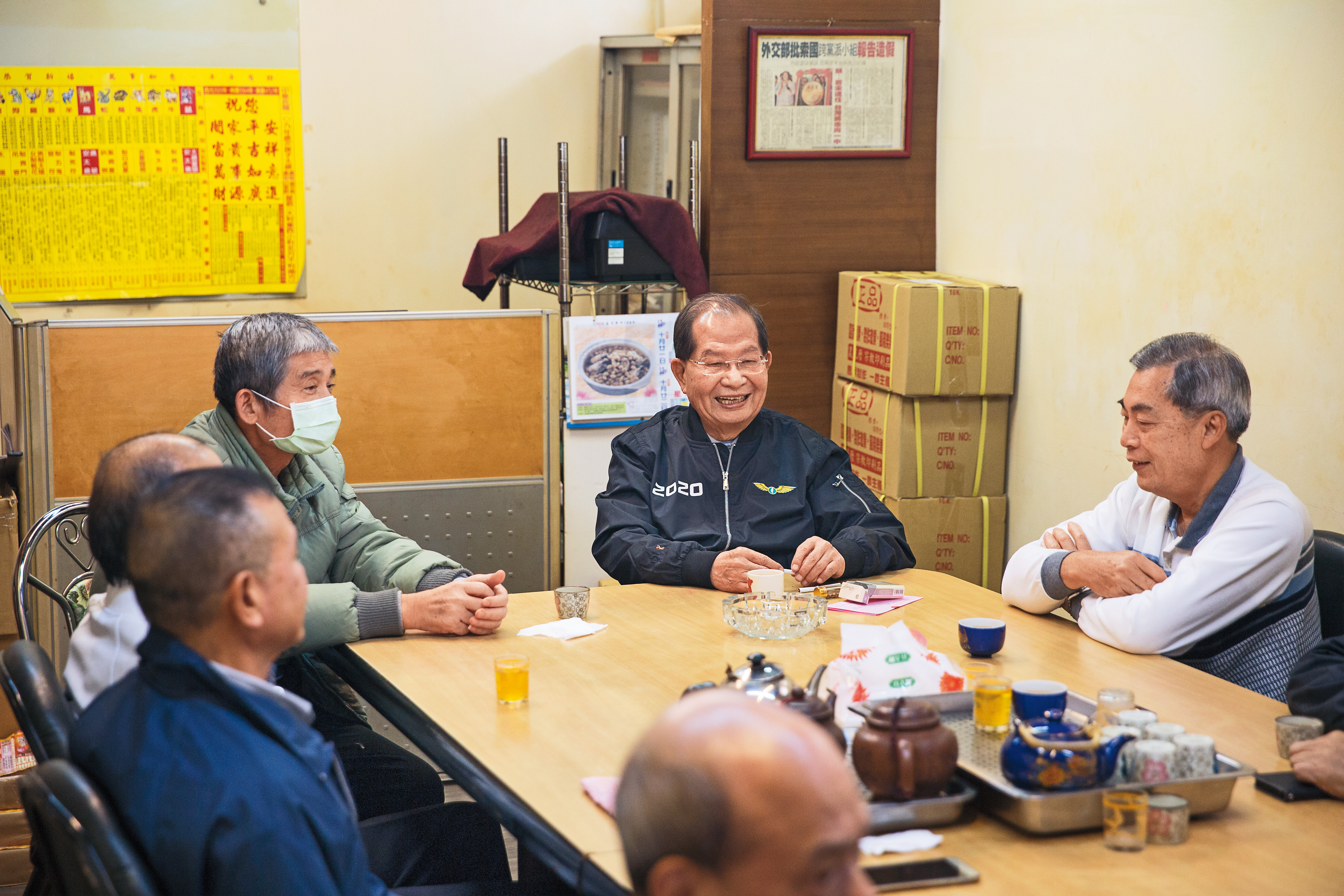 陳勝宏(右2)週末在葫蘆堵海光宮,與地方鄉親喝茶敘舊,現場宛如粉絲見面會。