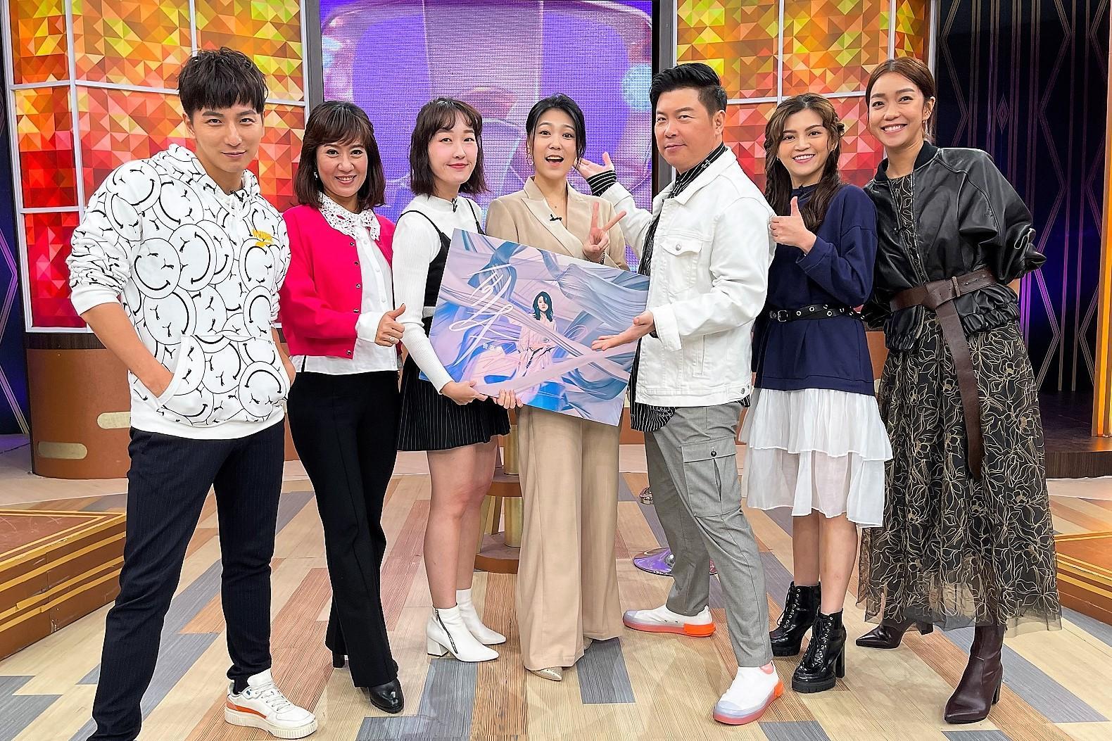 曹雅雯（中）、大霈（右一）、楊奇煜（左一）、林姿佑（左二）及葉欣眉（右二）上《一袋女王》分享2020年的大起大落。（衛視中文台提供）