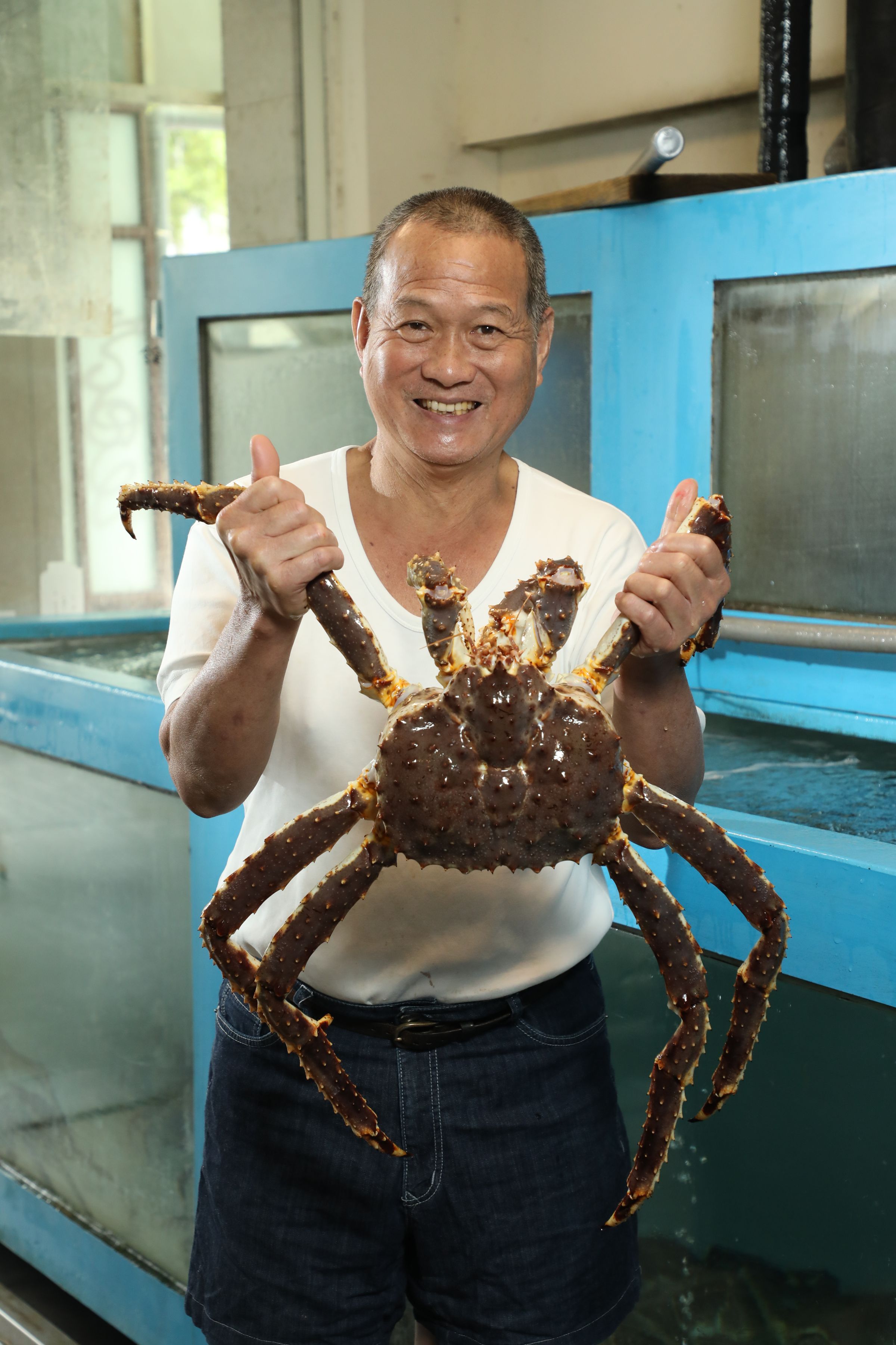 老闆陳基財對自家帝王蟹的鮮度很自豪，「客人點完的帝王蟹，會直送廚房料理，絕不用冷凍貨。」