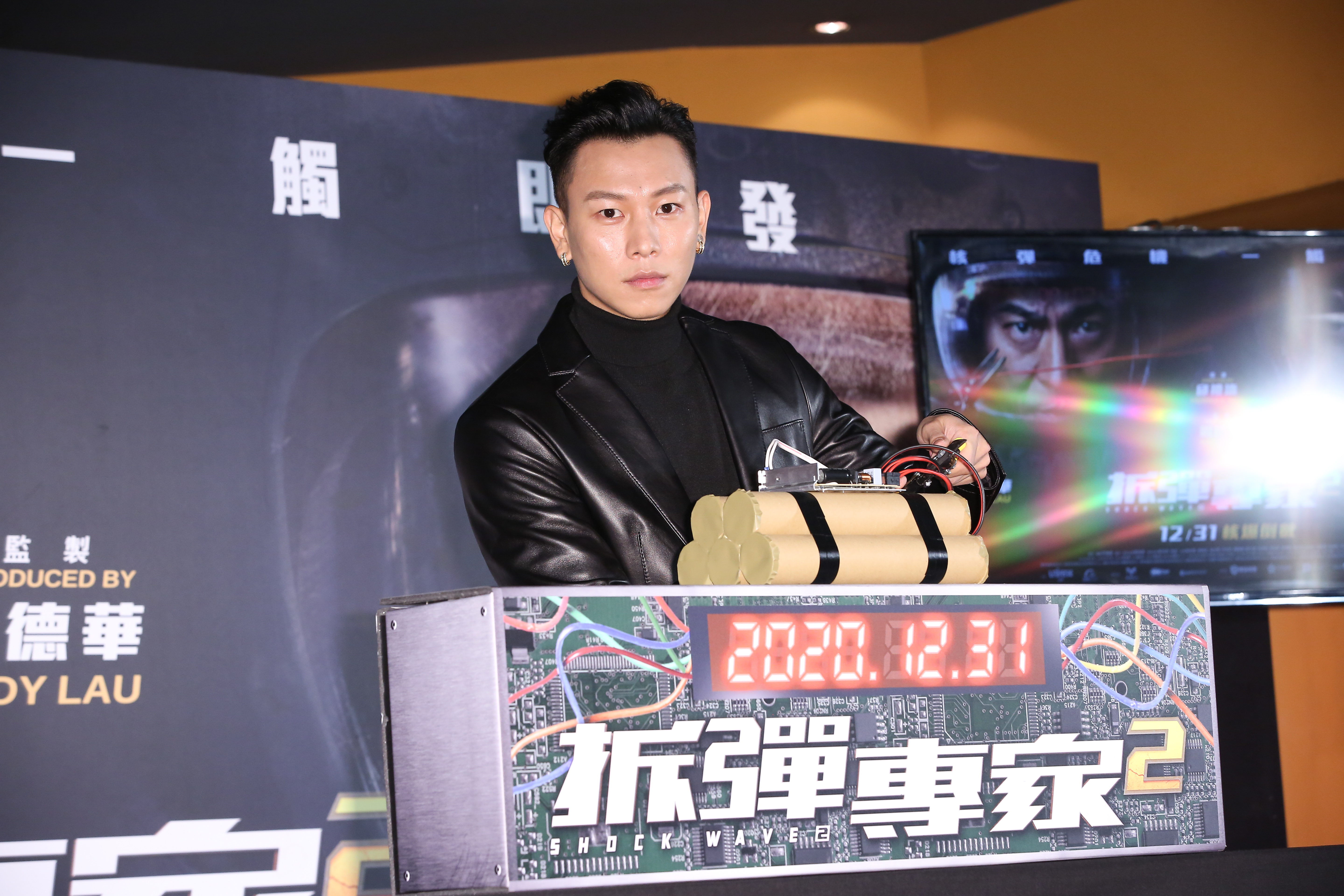 瘦子剪去炸彈上的引線，預祝《拆彈專家2》台灣票房能接棒對岸的好成績。