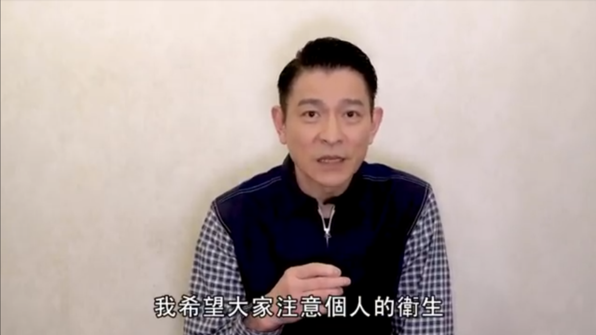 劉德華在影片中呼籲觀眾支持該片，也不忘提醒觀眾注意防疫。(翻攝自影片)