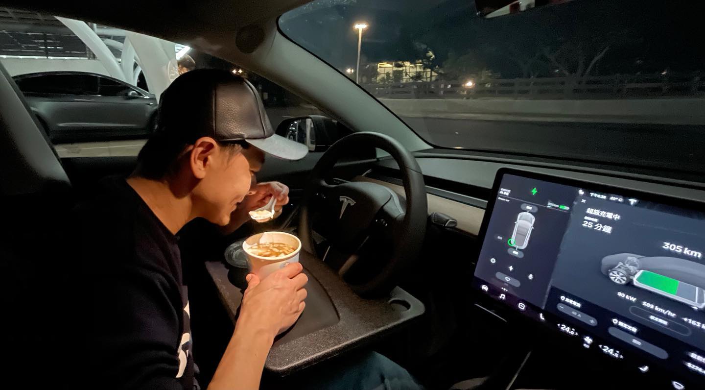 林志穎貼出車上吃豆花的照片，重點當然不是豆花而是車。（翻攝自林志穎臉書）