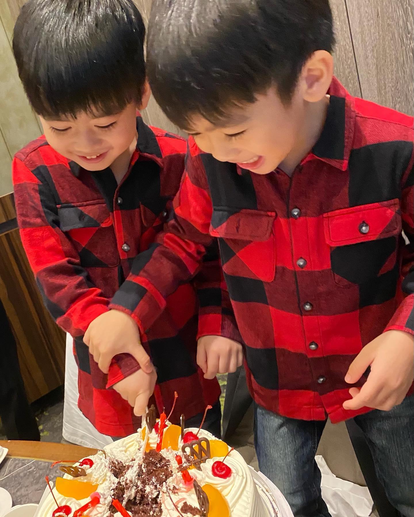 林志穎的一對雙胞胎兒子前陣子過生日,被網友認出是紅葉的蛋糕。(翻攝自林志穎臉書)