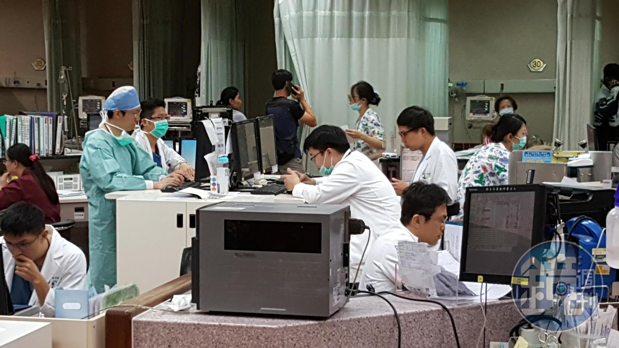 廣達女員工染疫後,導致同事生產也須採高規格隔離措施。圖為林口長庚急診室。(示意圖,本刊資料照)