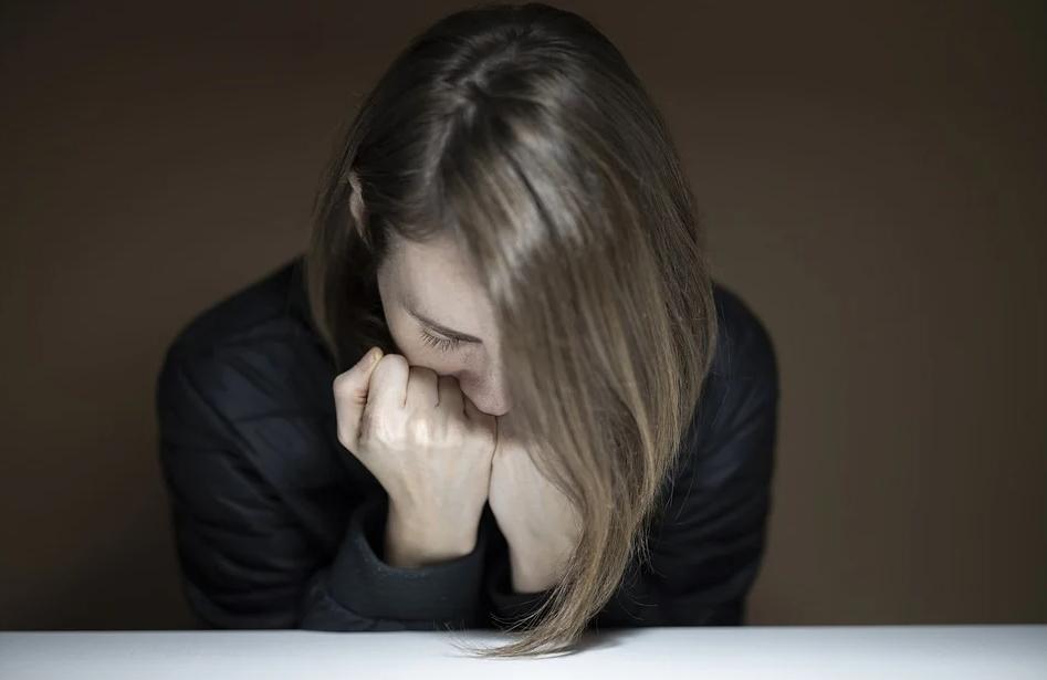 單親媽合謀大女兒將小女兒勒斃,法院判決結果出爐。(示意圖,翻攝pixabay)