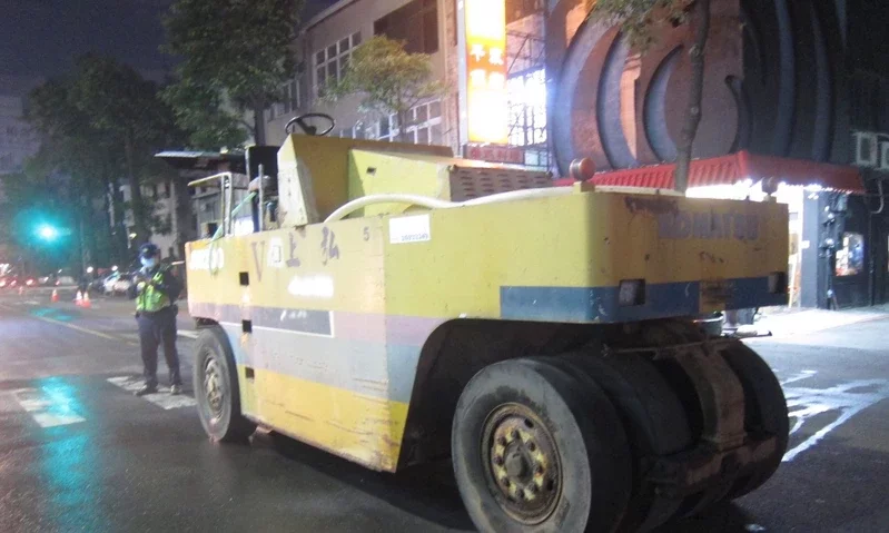 台中市西區向上路一段昨晚7點時發生工安意外，一名工人遭壓路機輾斃身亡。（讀者提供）