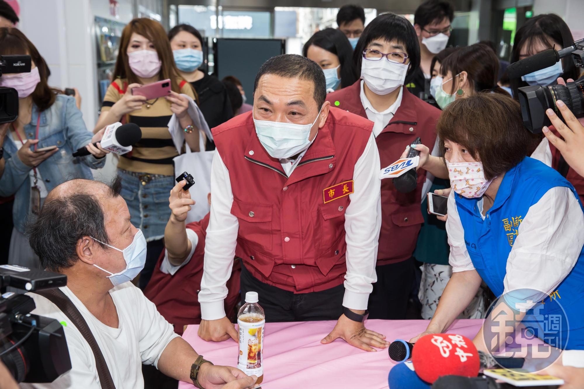 新北市長侯友宜(前)宣布,3天元旦連假將於風景區實施交通疏導應變計畫。(本刊資料照)
