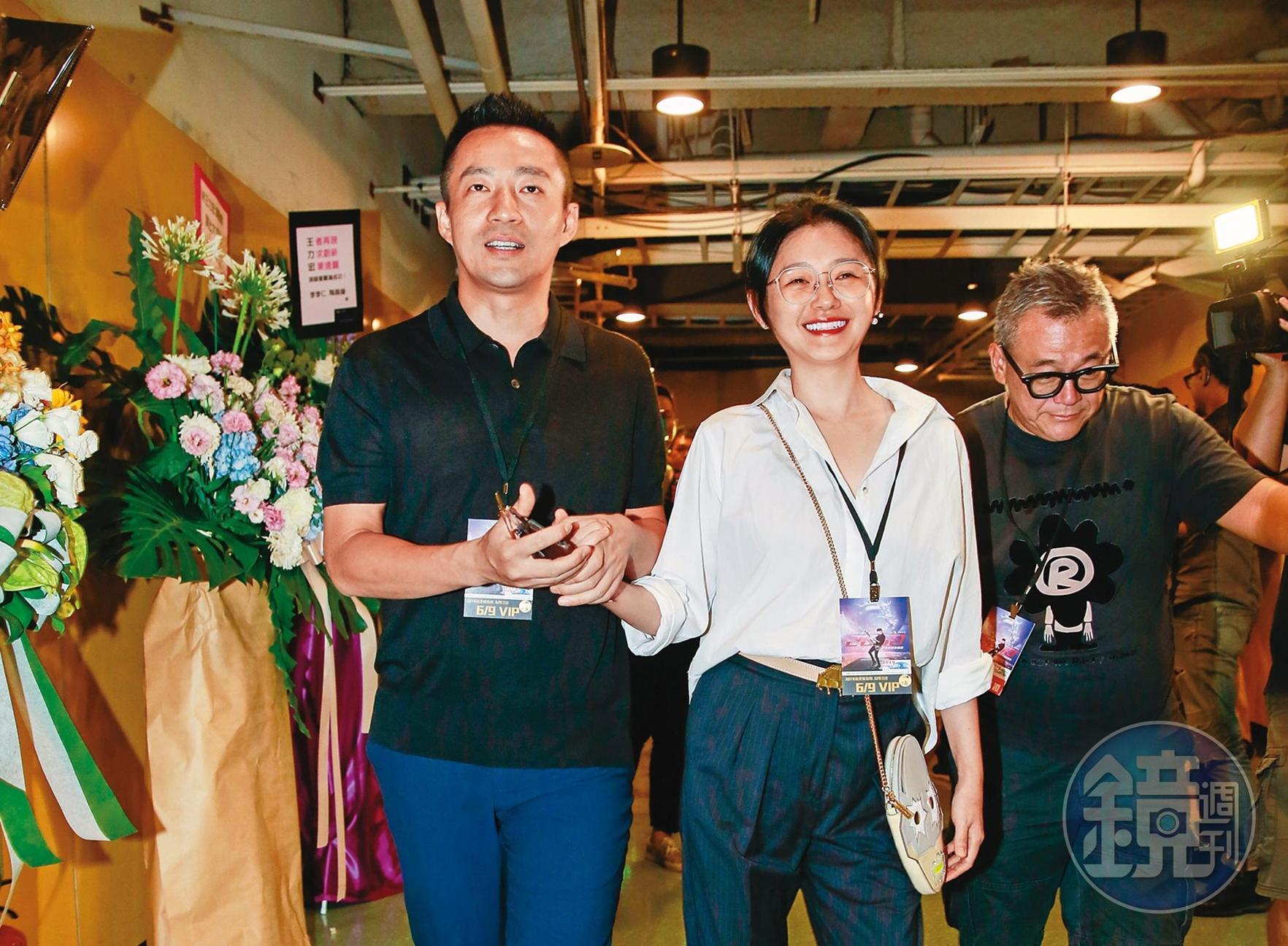 大S(中)與汪小菲(左)結婚10年,兩人不時高調同框出現,曾手牽手一同欣賞好友王力宏的演唱會。