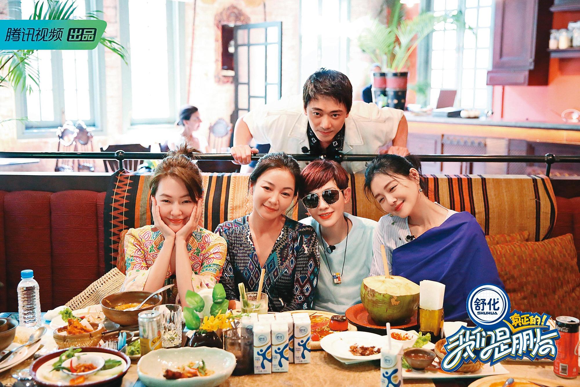 大S(前排右起)這幾年帶小孩之餘,幕前工作主力則是上真人秀,2019年時曾與范曉萱、阿雅和妹妹小S等人錄製節目《我們是真正的朋友》。後為蘇見信。(翻攝自大S微博)