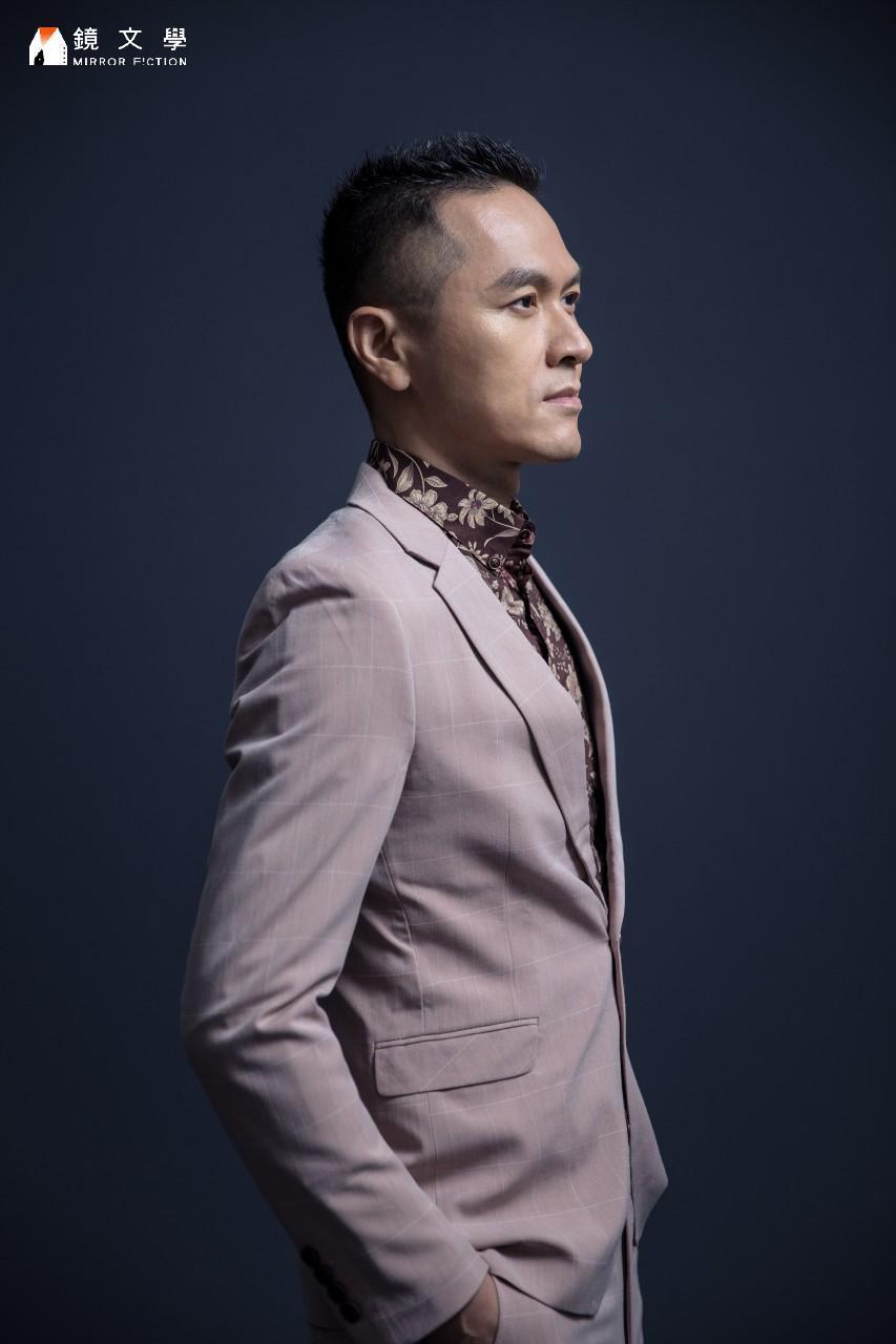 陳思宏說我們每天都在變形。因應地域改變生活習慣是變形，換一次衣服髮型也是變形。享受變形嗎？陳思宏答，「是啊。我18歲從彰化到台北讀書，一個鄉巴佬就經歷一次巨大的變形。我享受生命編年史的每一次變形，也希望每次寫作都能如此。」（鏡文學提供） 
