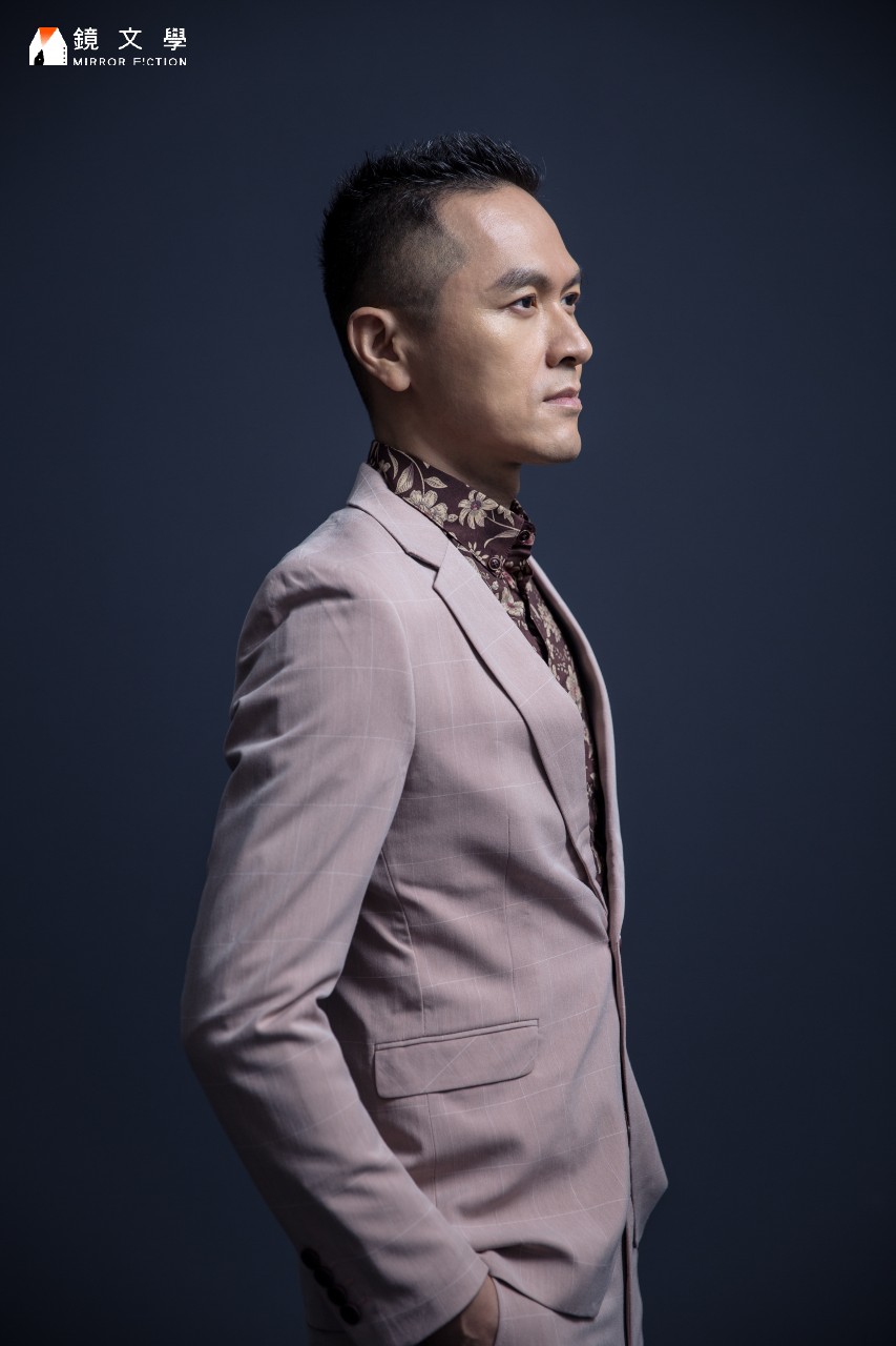 陳思宏說我們每天都在變形。因應地域改變生活習慣是變形，換一次衣服髮型也是變形。享受變形嗎？陳思宏答，「是啊。我18歲從彰化到台北讀書，一個鄉巴佬就經歷一次巨大的變形。我享受生命編年史的每一次變形，也希望每次寫作都能如此。」（鏡文學提供） 