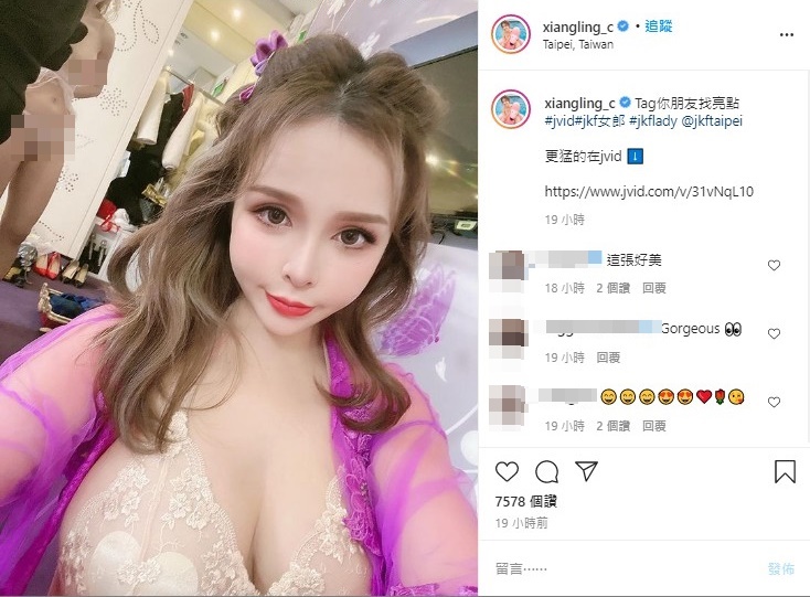 陳香菱在IG上分享自拍工作照，意外出賣後面辣模。（翻攝自陳香菱IG）