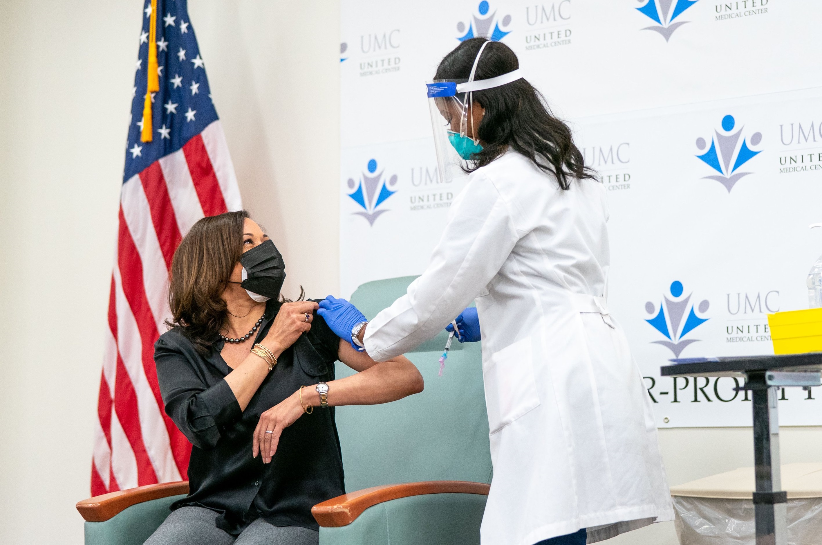 美國準副總統賀錦麗（左）29日接種莫德納疫苗。（翻攝KamalaHarris推特）